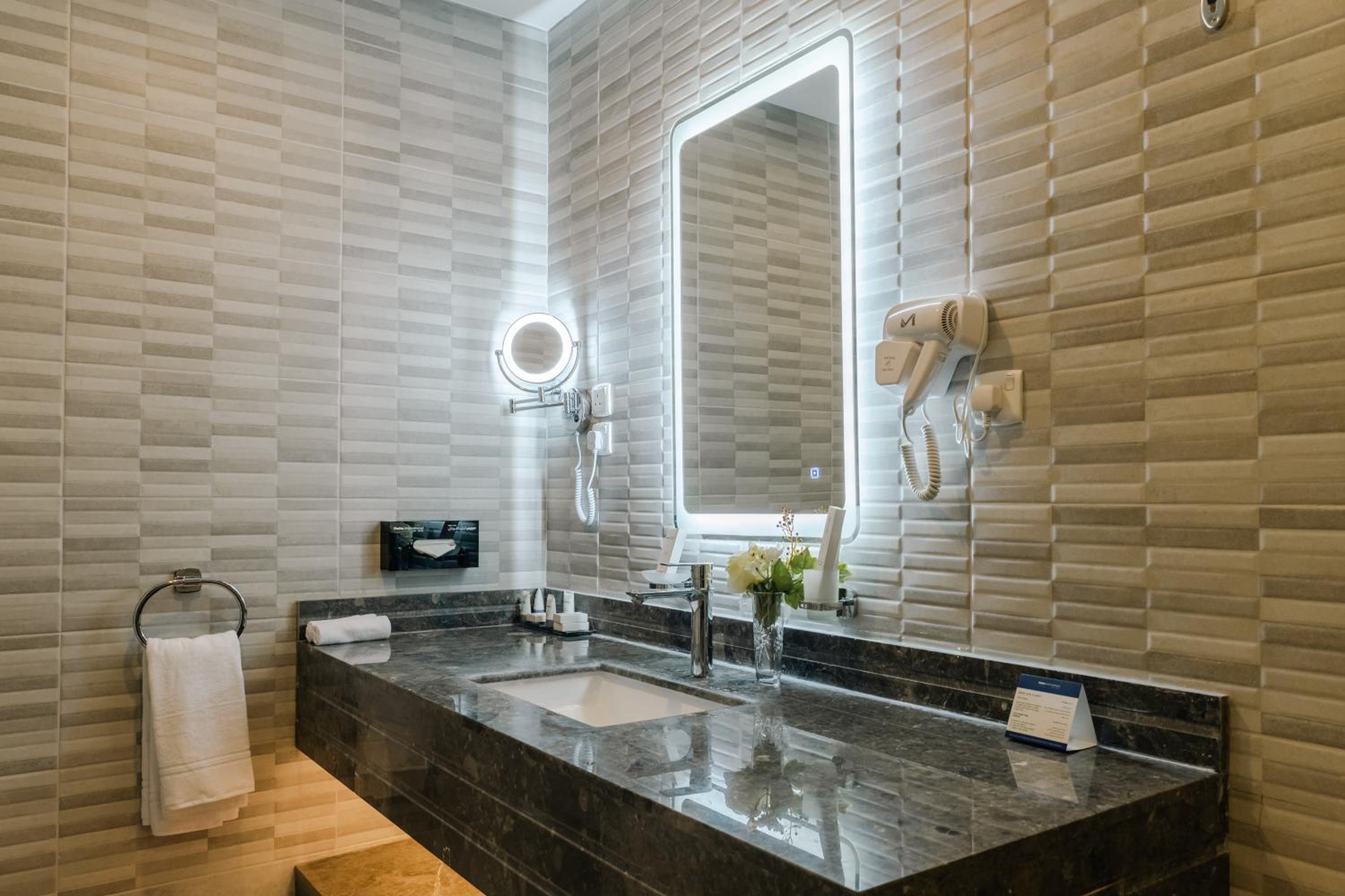 Executive Suite - Photo 2