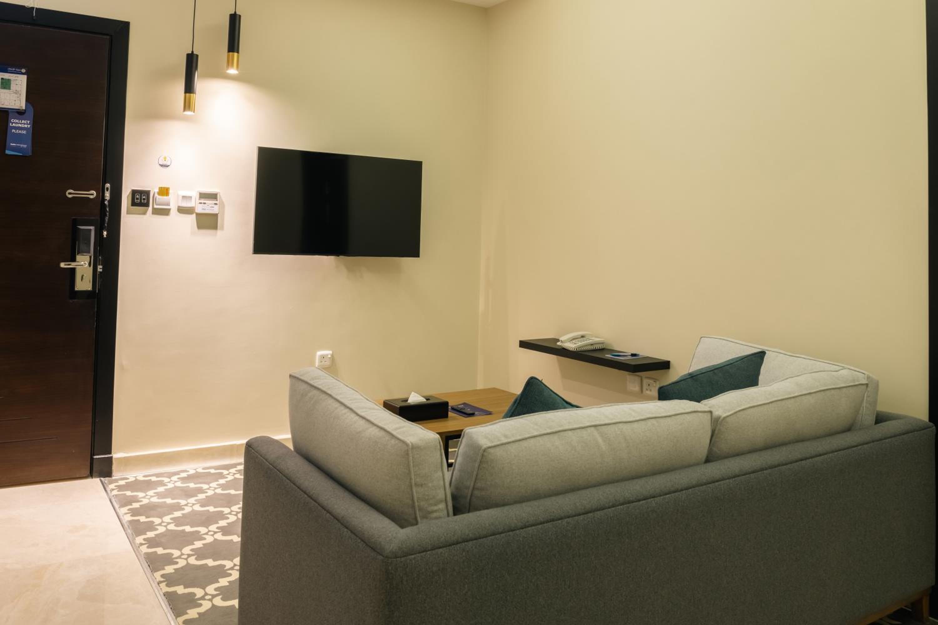 Executive Suite - Photo 5