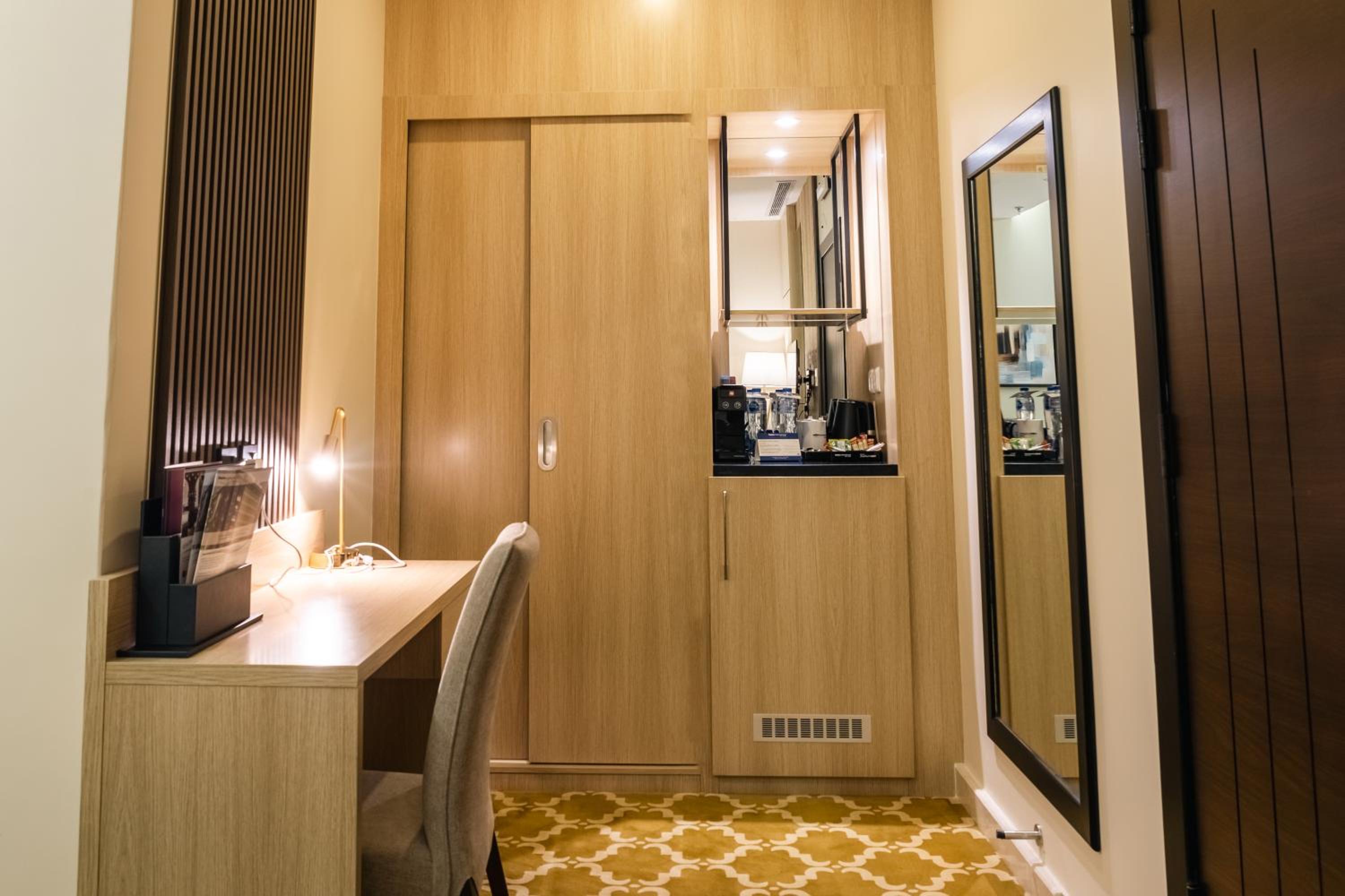 Executive Suite - Photo 4