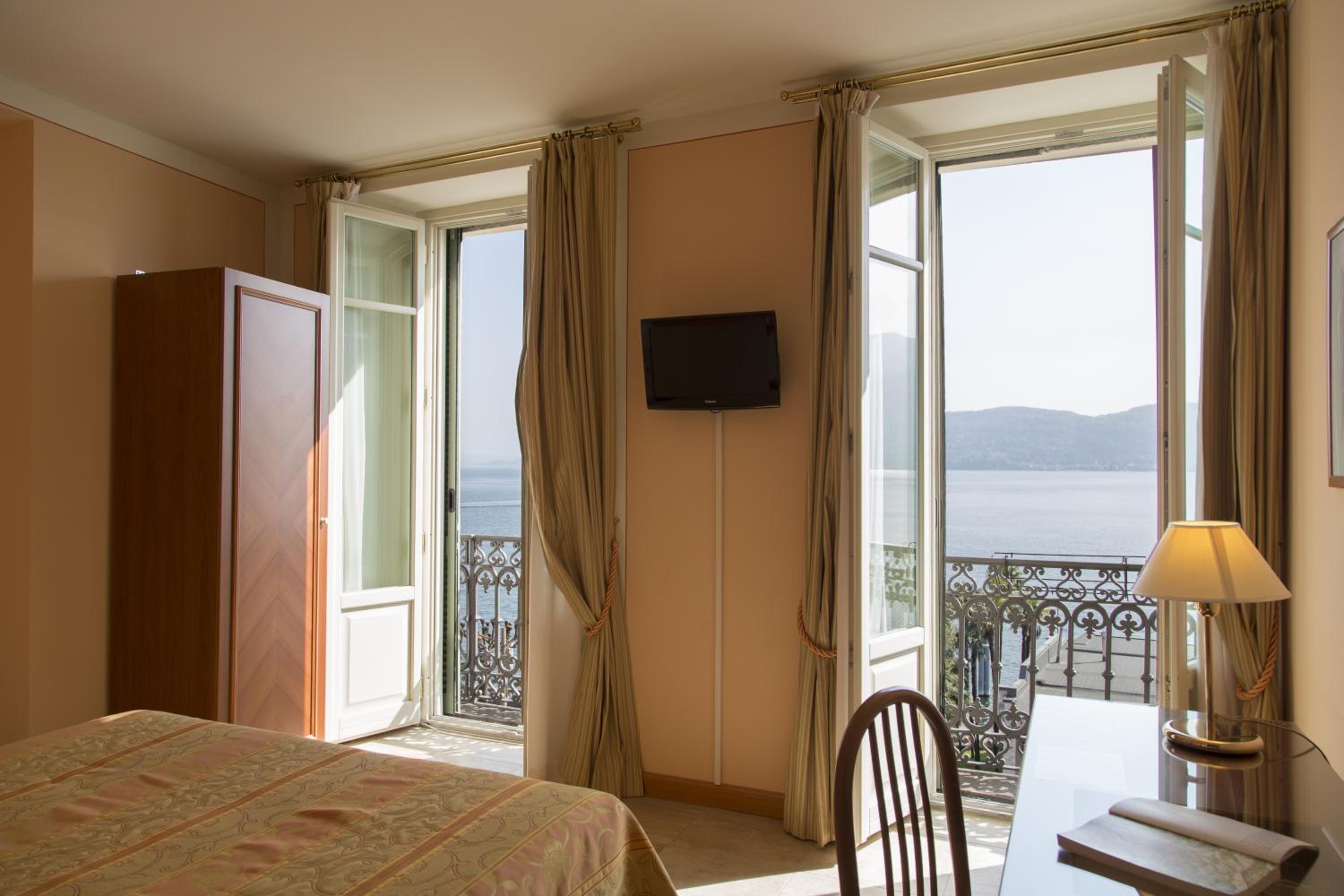 Deluxe Double or Twin Room with Lake View - Photo 13