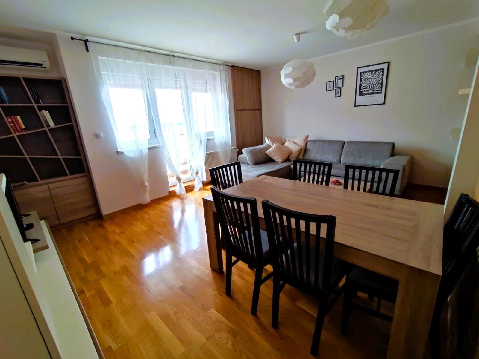 Deluxe One-Bedroom Apartment with City View photo 2