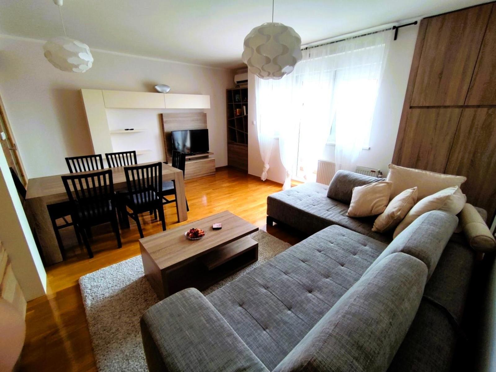 Deluxe One-Bedroom Apartment with City View photo 1
