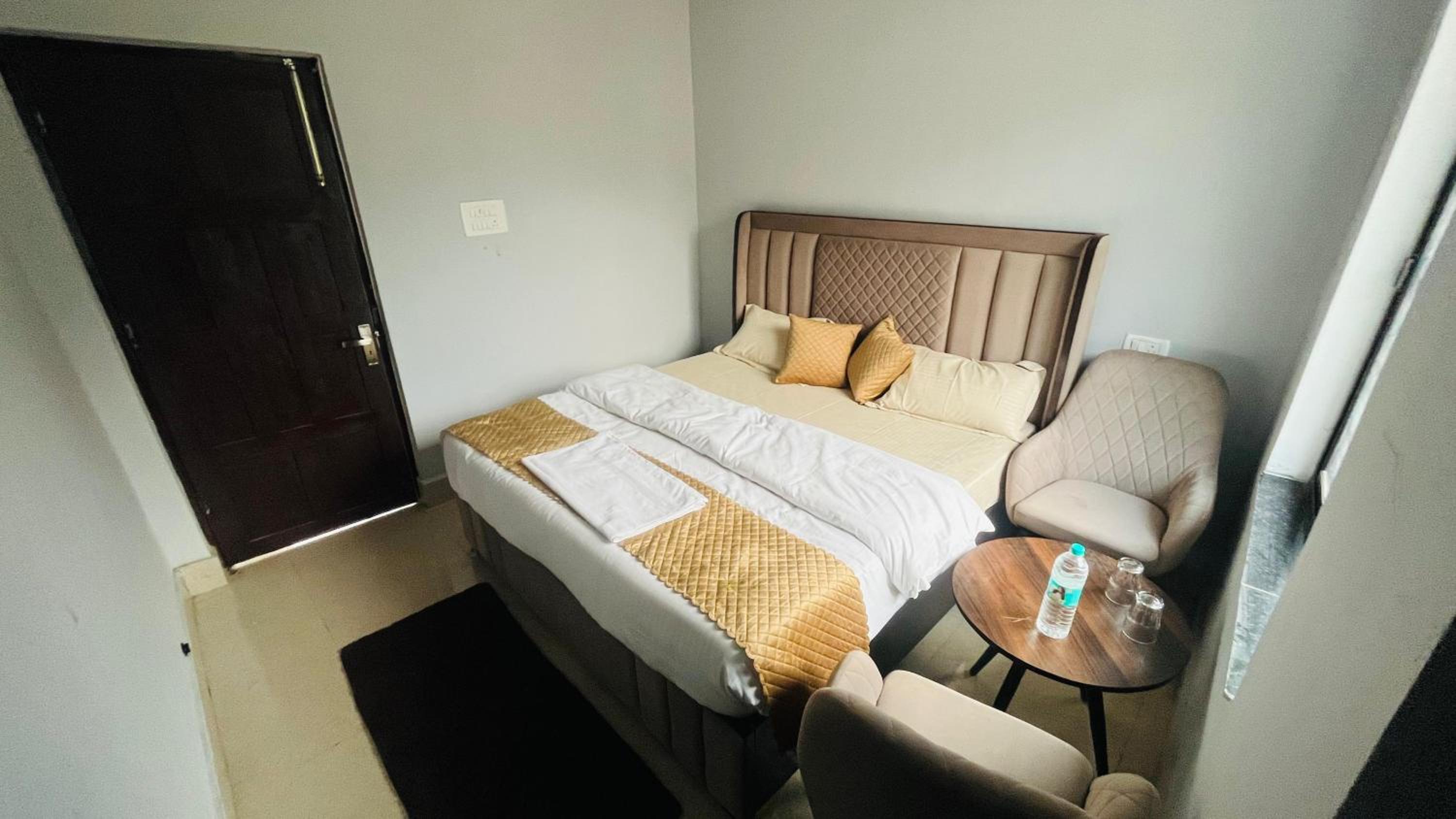 Deluxe Double Room (2 Adults + 1 Child) photo 1
