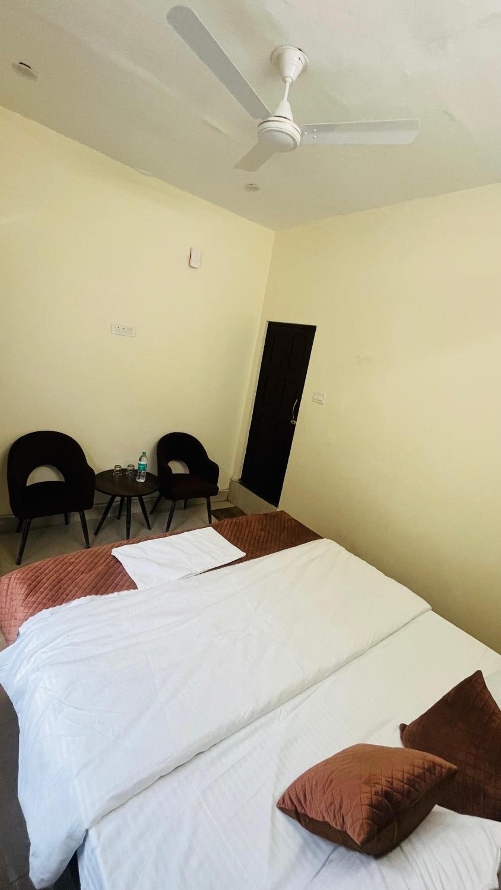 Deluxe Double Room (2 Adults + 1 Child) photo 2