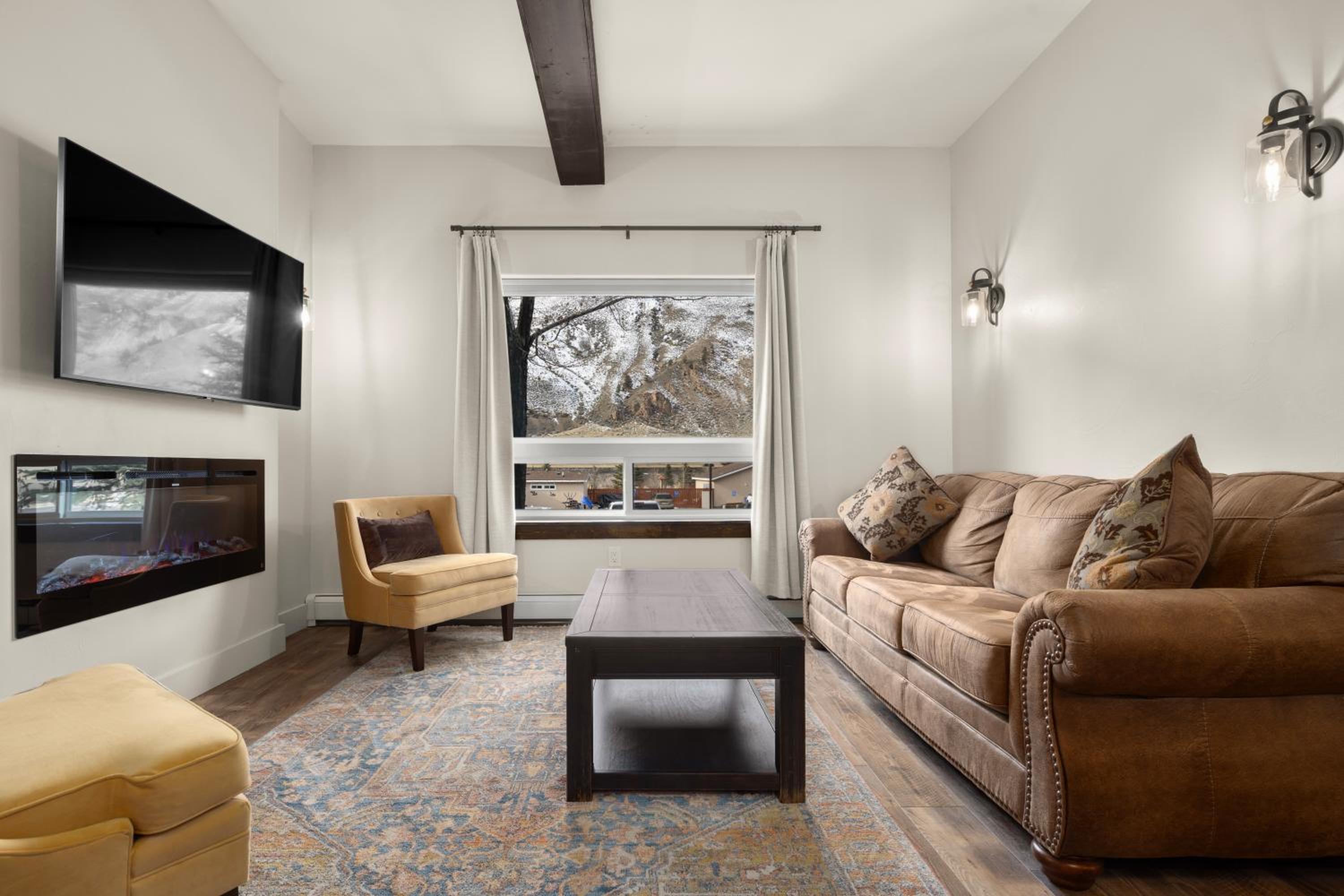 Deluxe King Suite photo 1