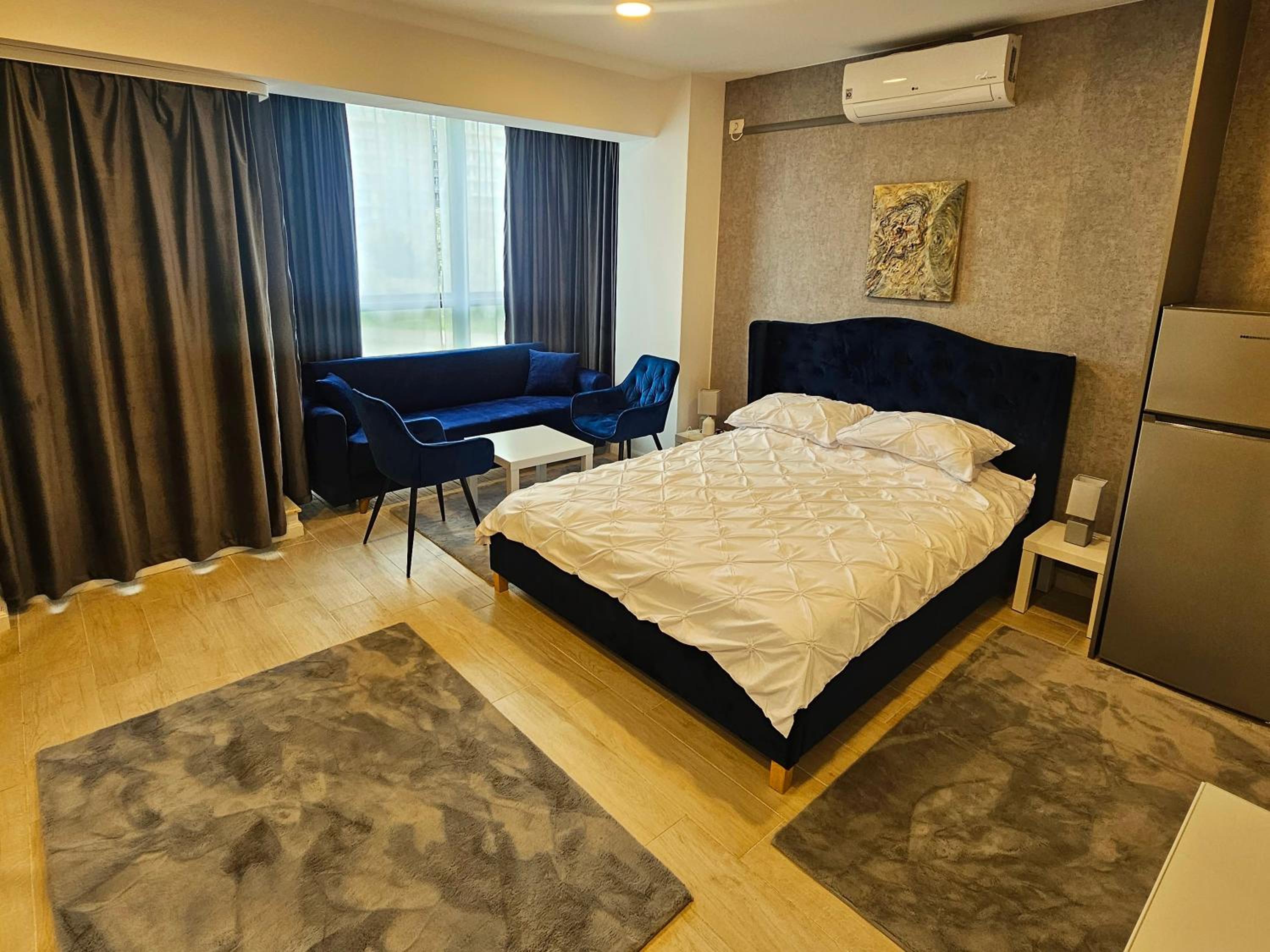One-Bedroom Apartment photo 1