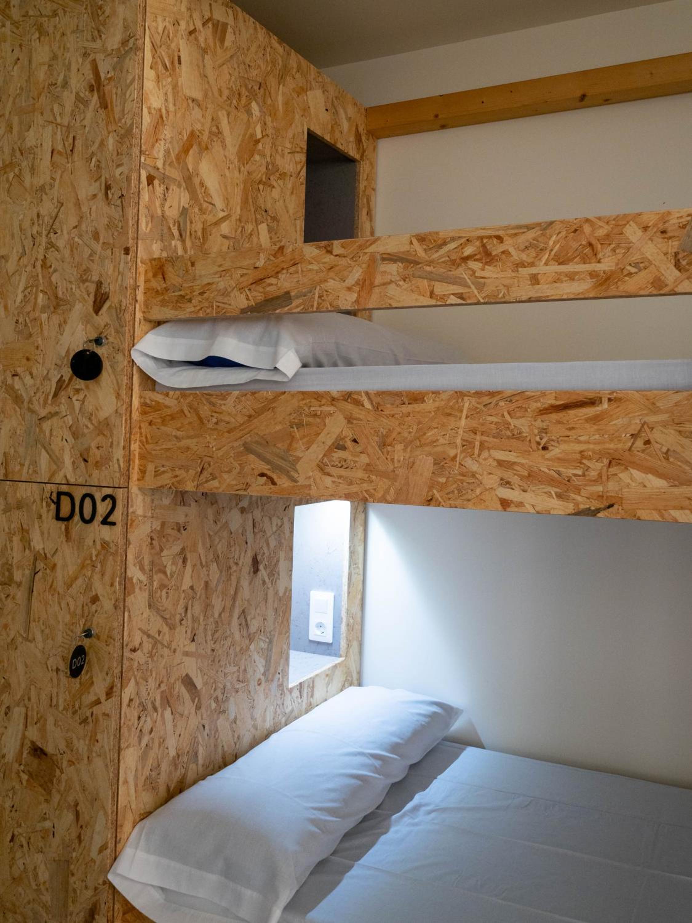 Cama individual en dormitorio femenino