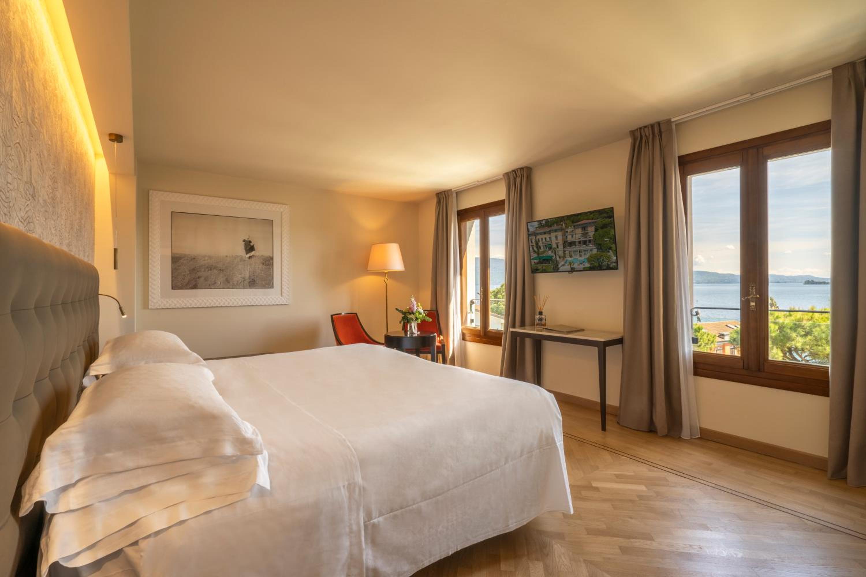 Junior Suite with Lake View