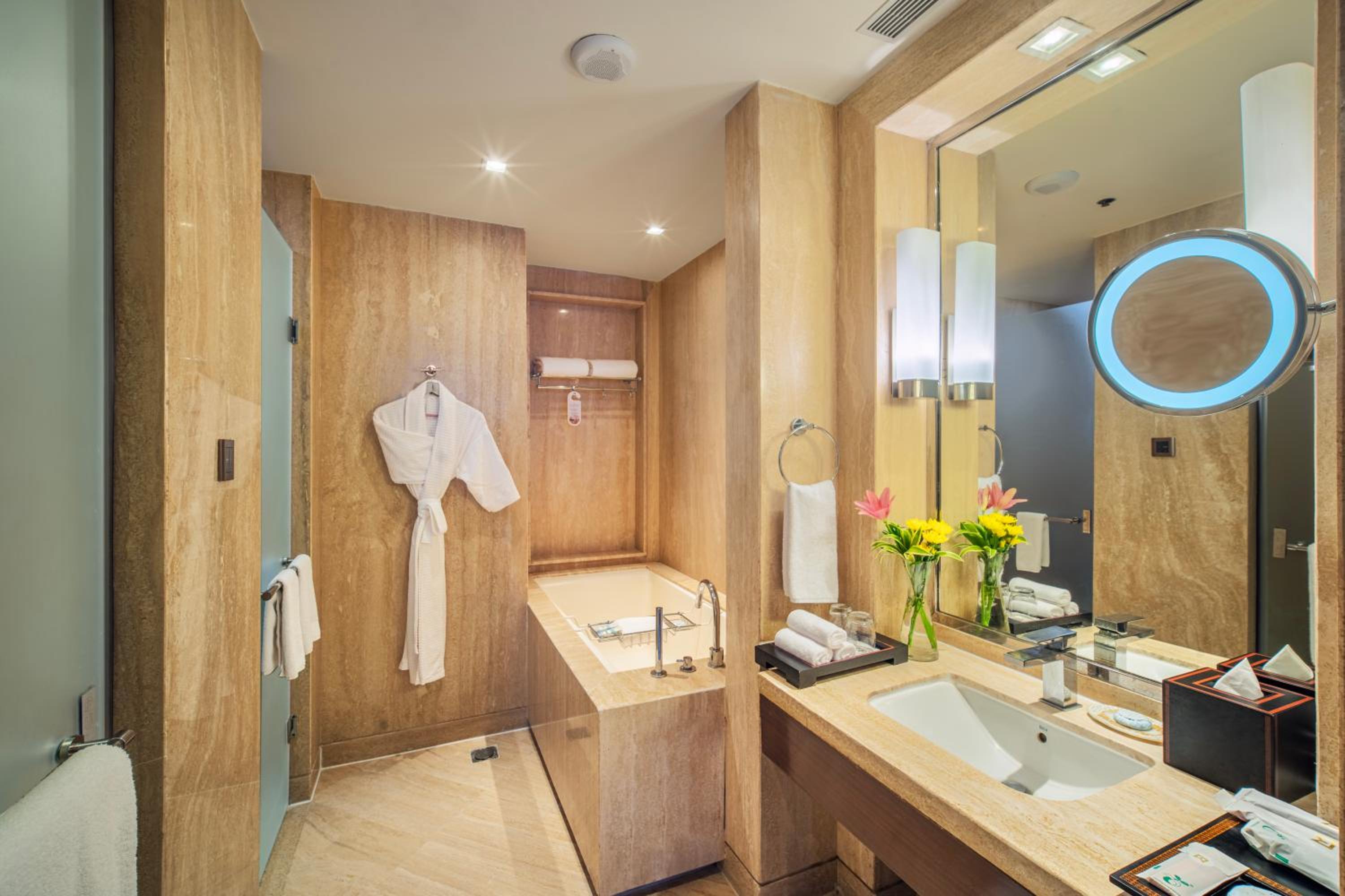 One-Bedroom Apartment, 1 Queen – South Wing - Photo 6