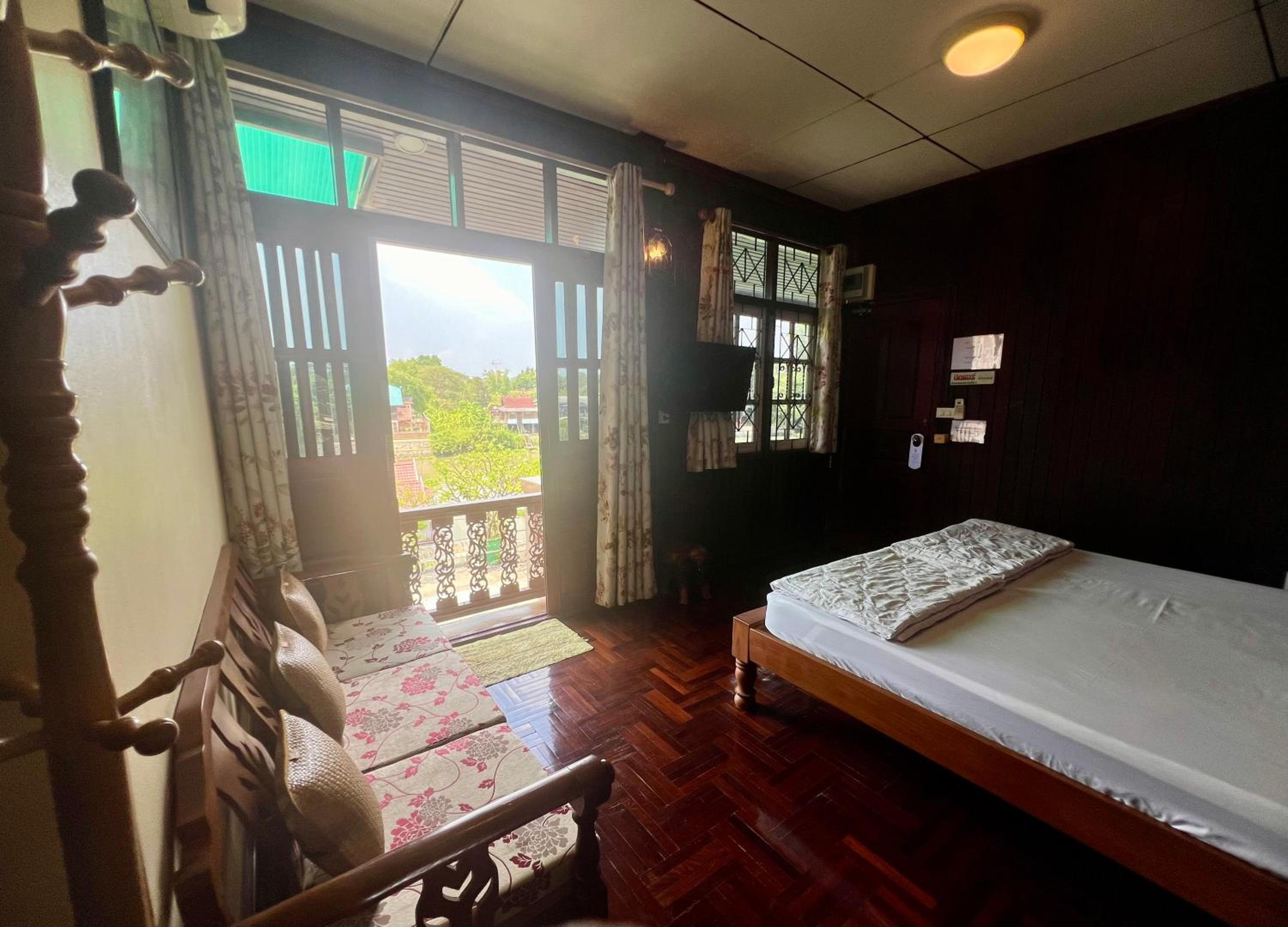 Deluxe Double Room with Balcony - Photo 7