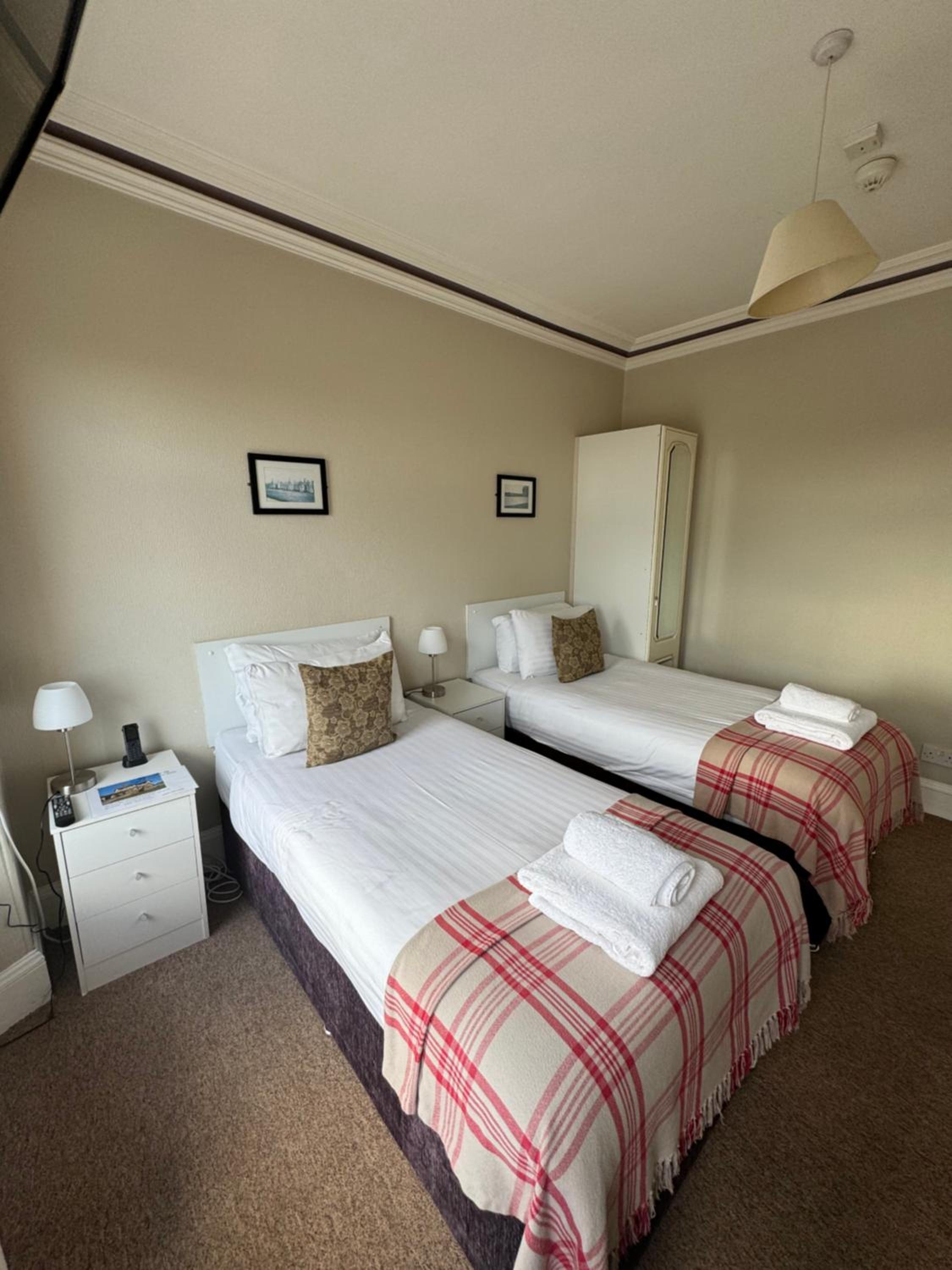 Large Twin Room photo 2