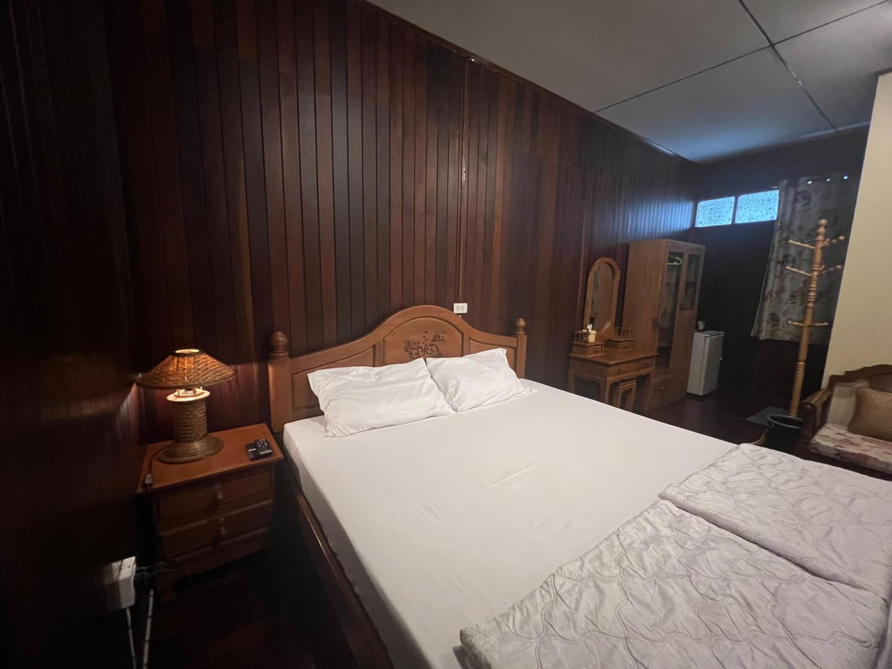 Deluxe Double Room with Balcony - Photo 5