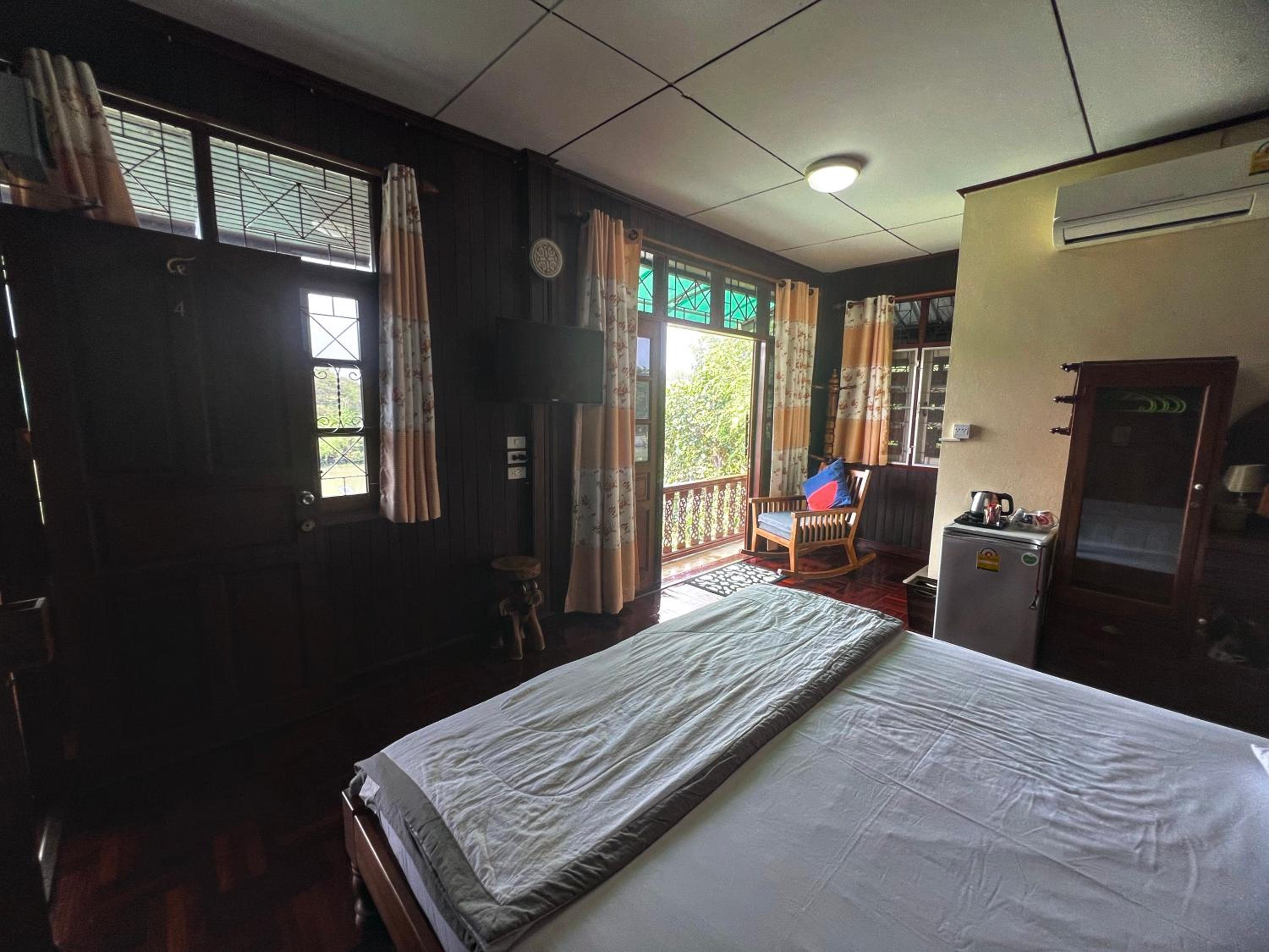 Deluxe Double Room with Balcony - Photo 4
