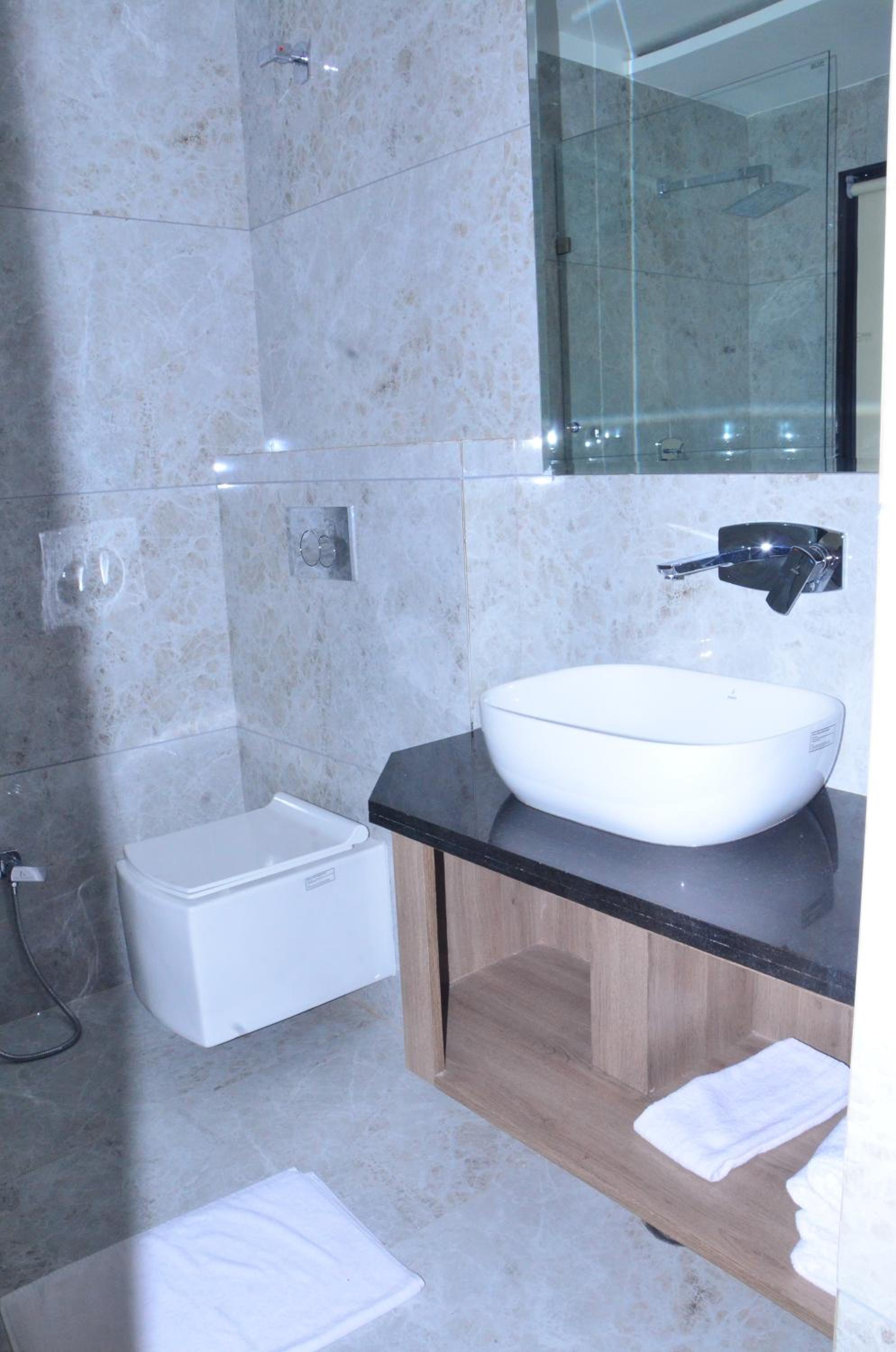 Deluxe Double Room (2 Adults + 1 Child) photo 2