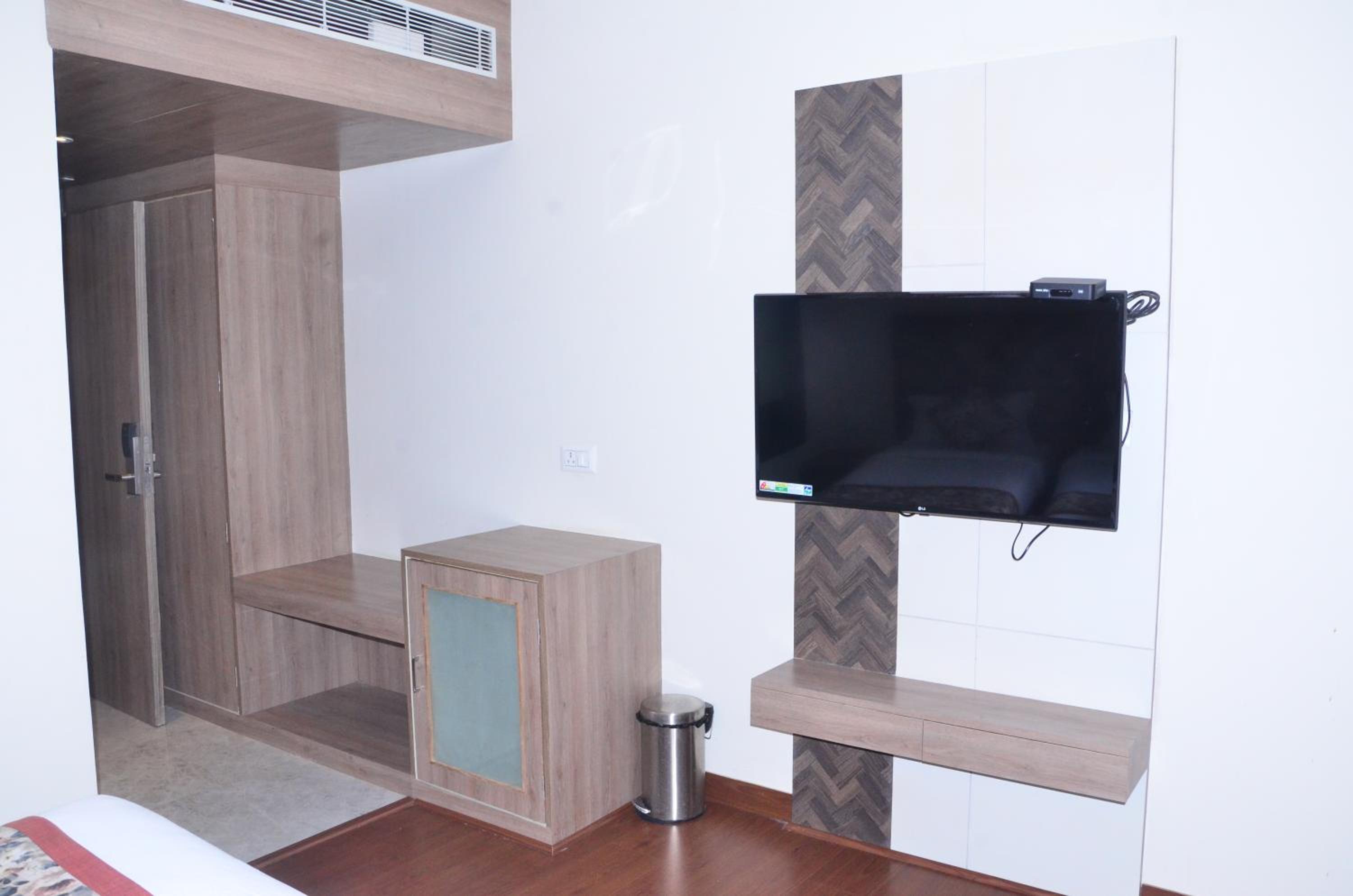 Deluxe Double Room (2 Adults + 1 Child) photo 3