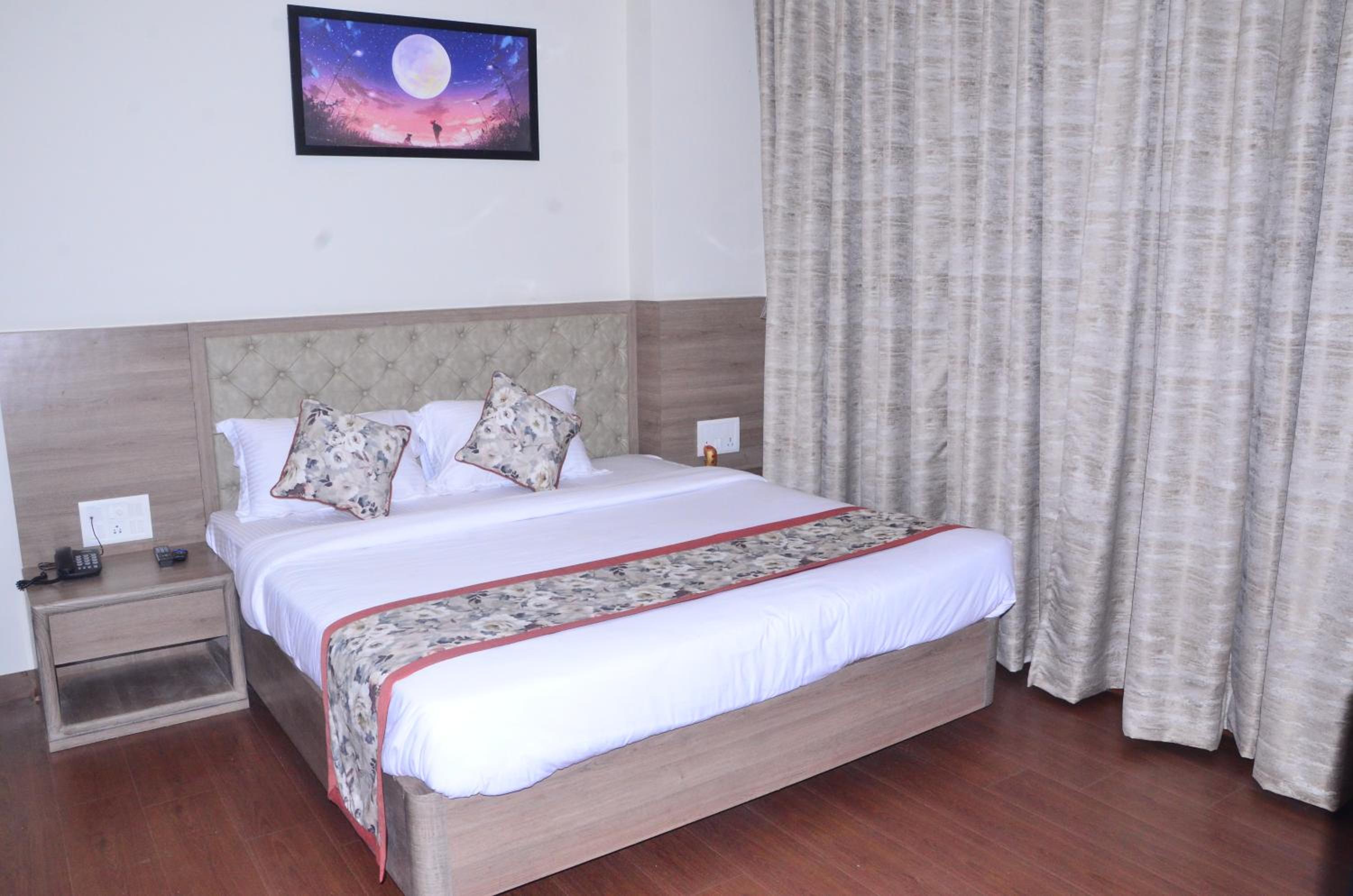 Deluxe Double Room (2 Adults + 1 Child) photo 1