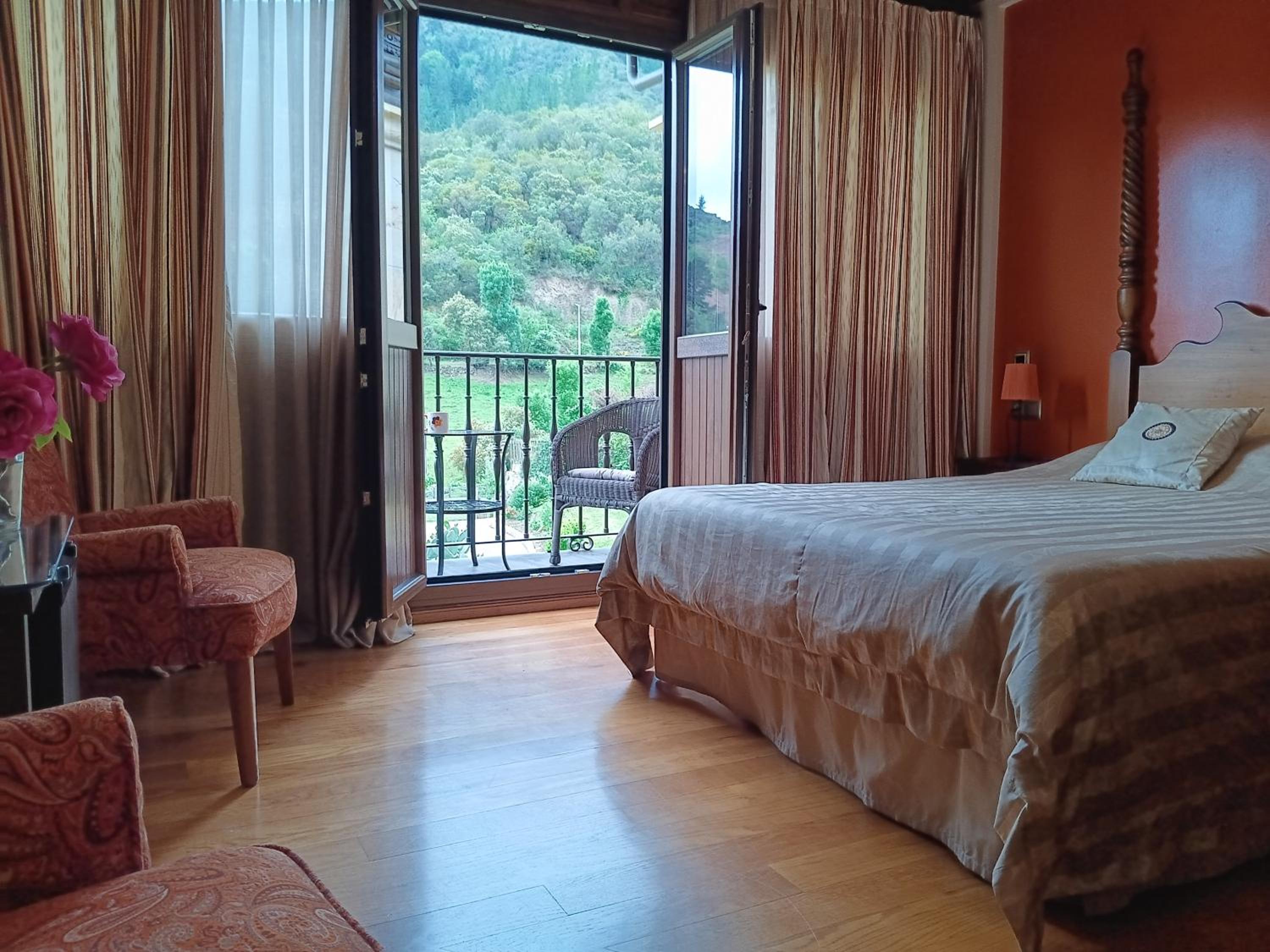 Double Room with big bed, hydromassage bathtub and Terrace with views at the mountain  photo 2