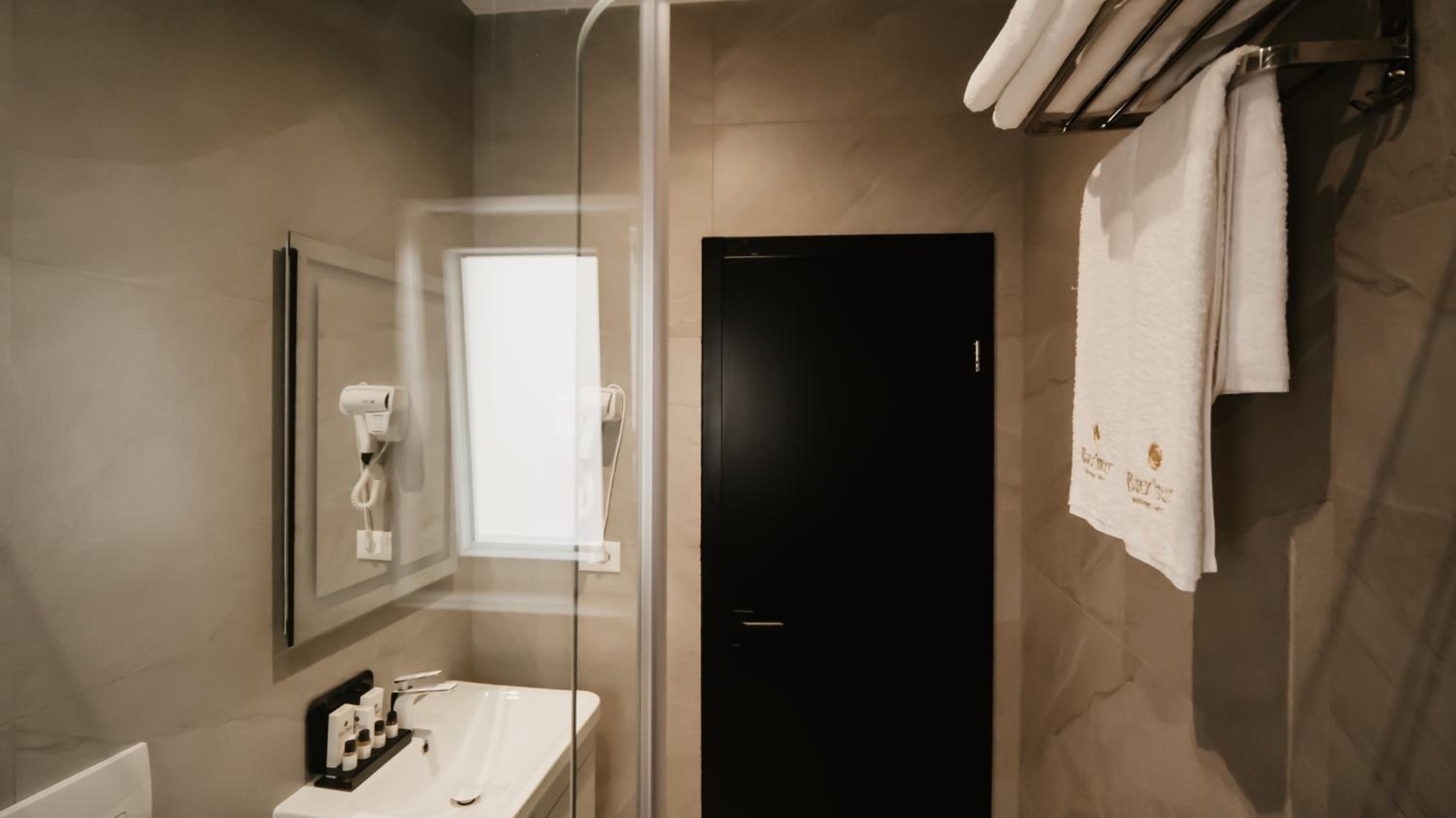 Family Room with Private Bathroom photo 2