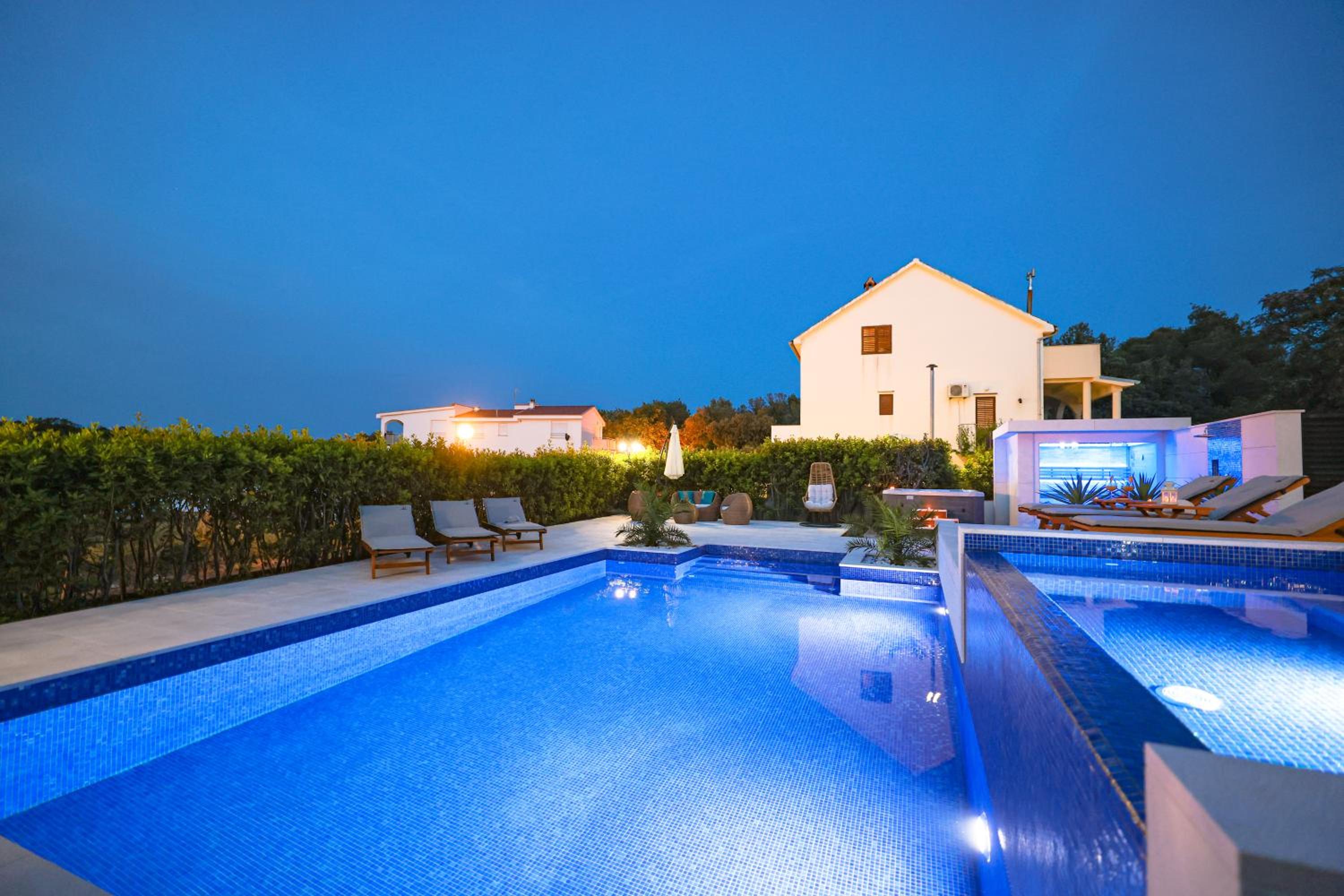 Three-Bedroom Apartment with Sea View photo 3