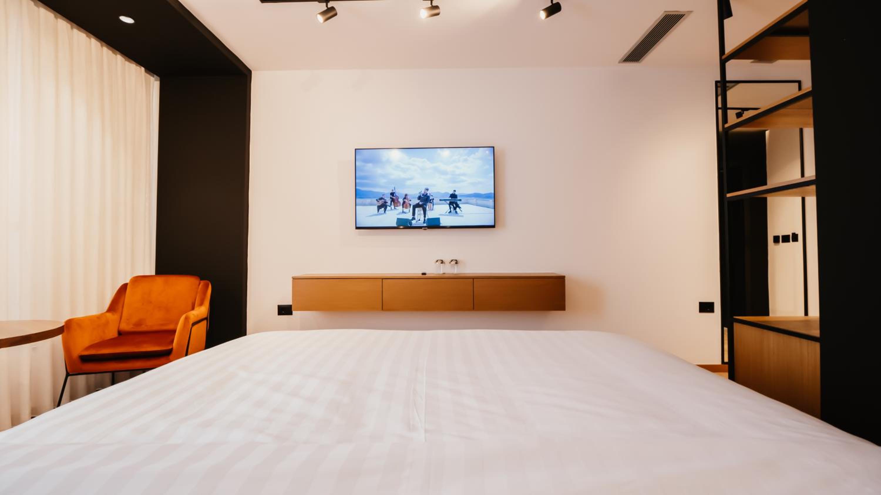 Deluxe Double Room (2 Adults + 1 Child) photo 1