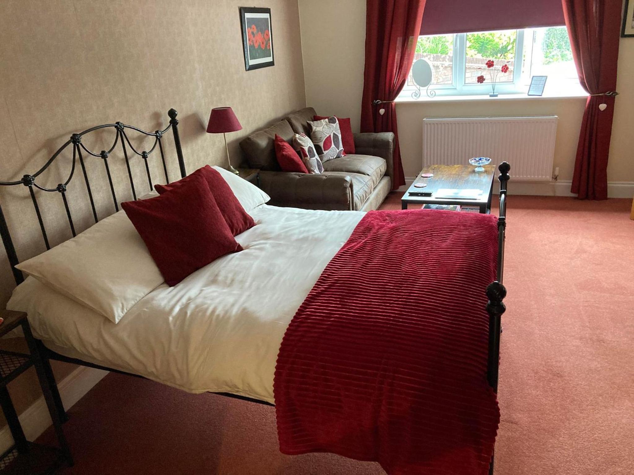 Double Room with Private Bathroom - Photo 13