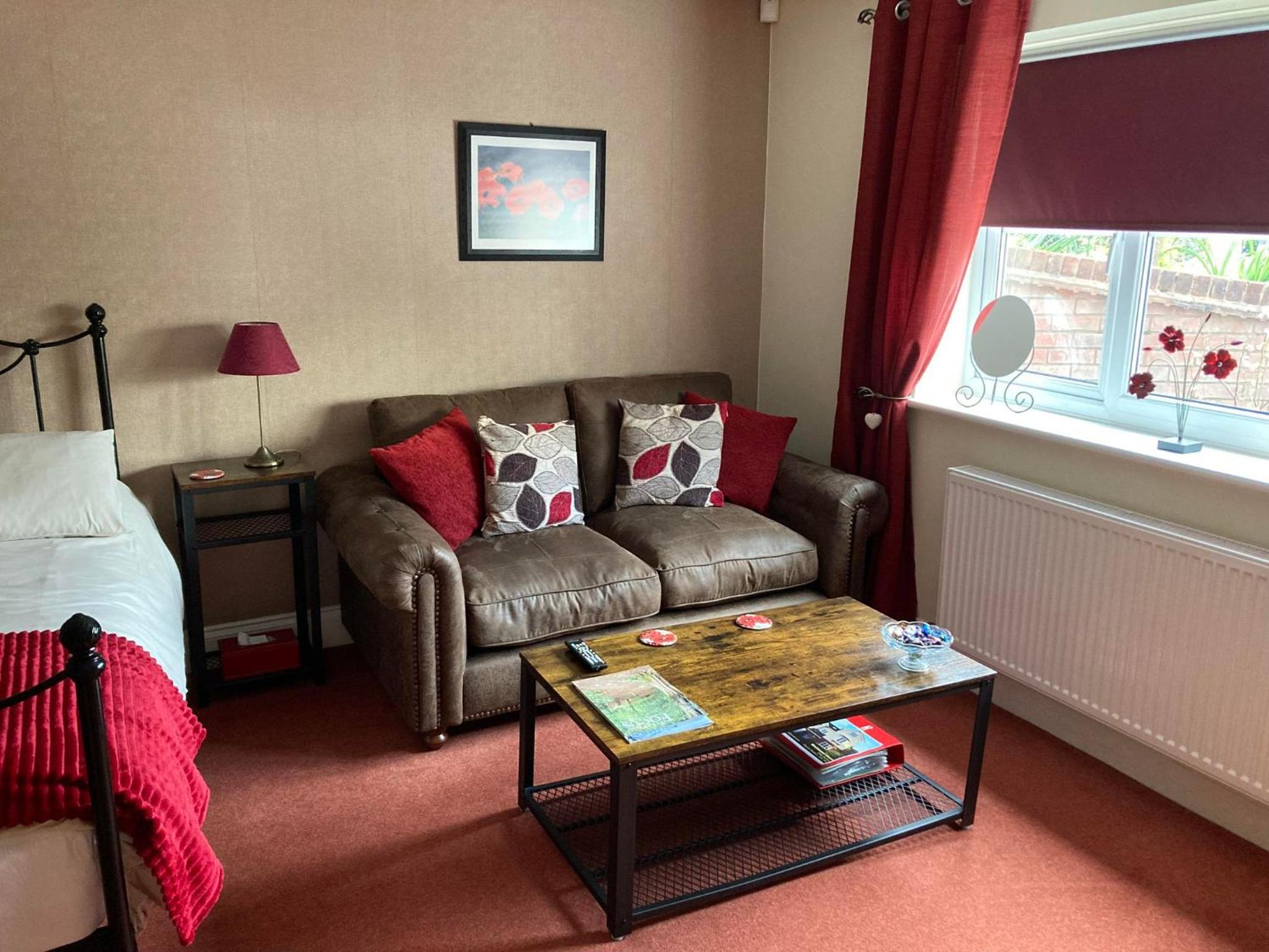 Double Room with Private Bathroom - Photo 14