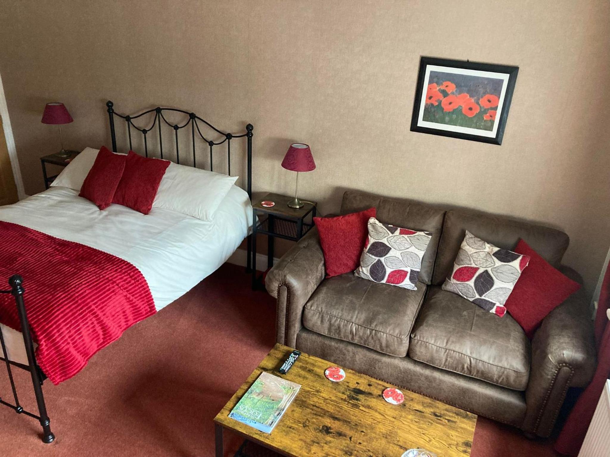 Double Room with Private Bathroom - Photo 16