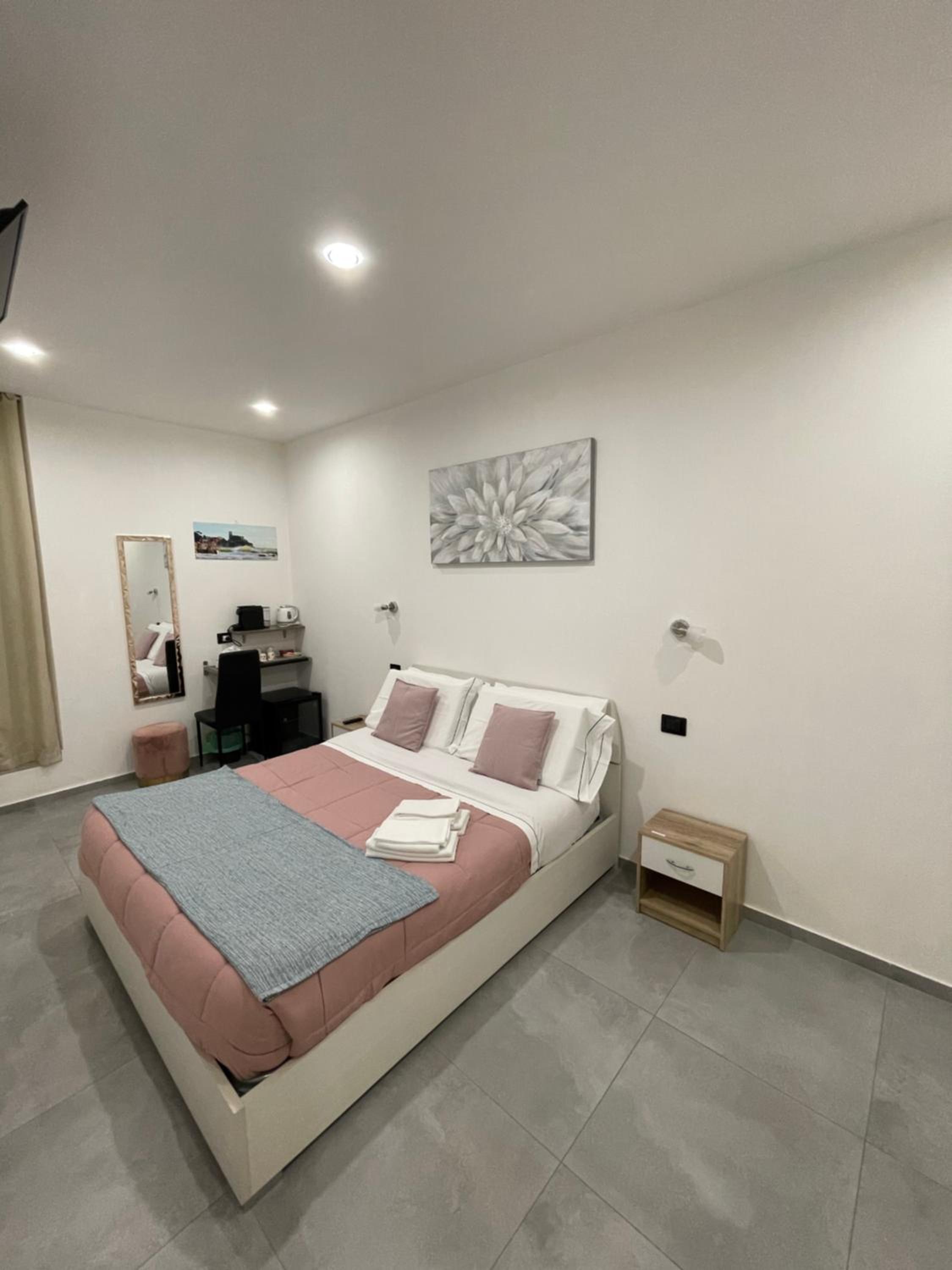 Superior King Room - Photo 4