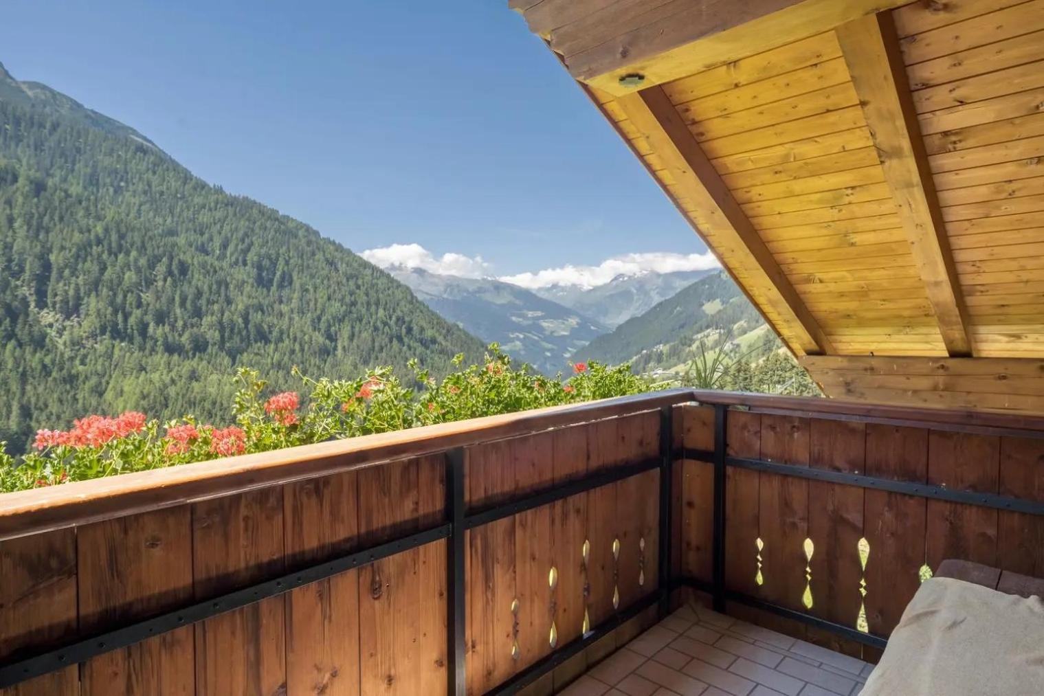 Apartment with Mountain View - Photo 8