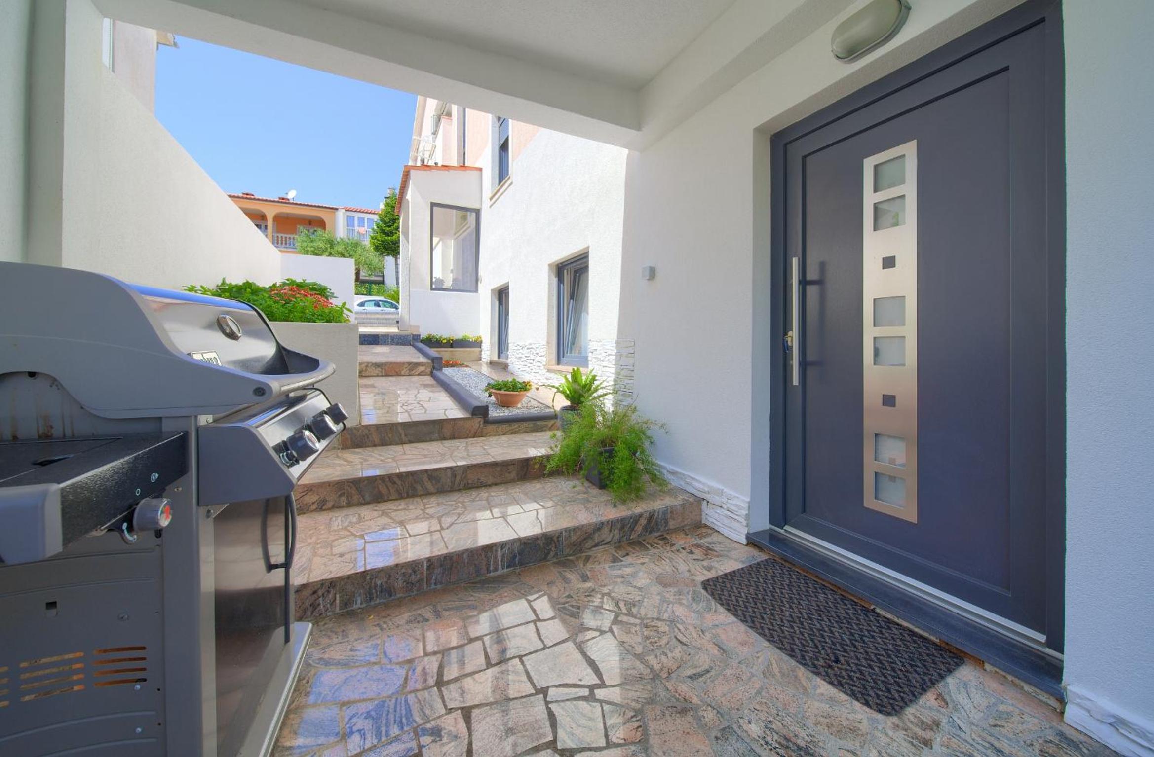 Two-Bedroom Family Apartment with Terrace photo 2