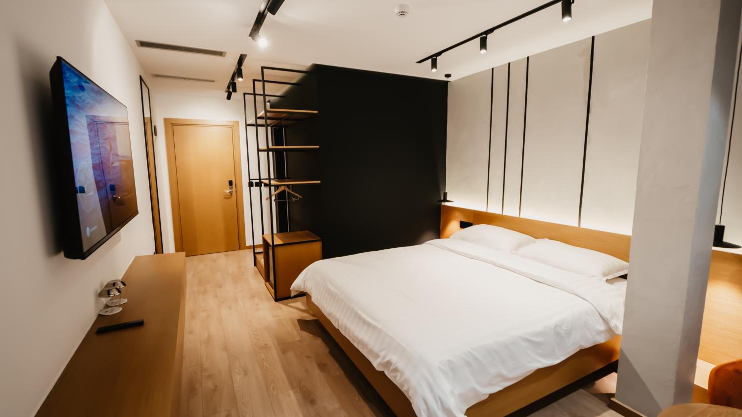 Deluxe Double Room (2 Adults + 1 Child) photo 3