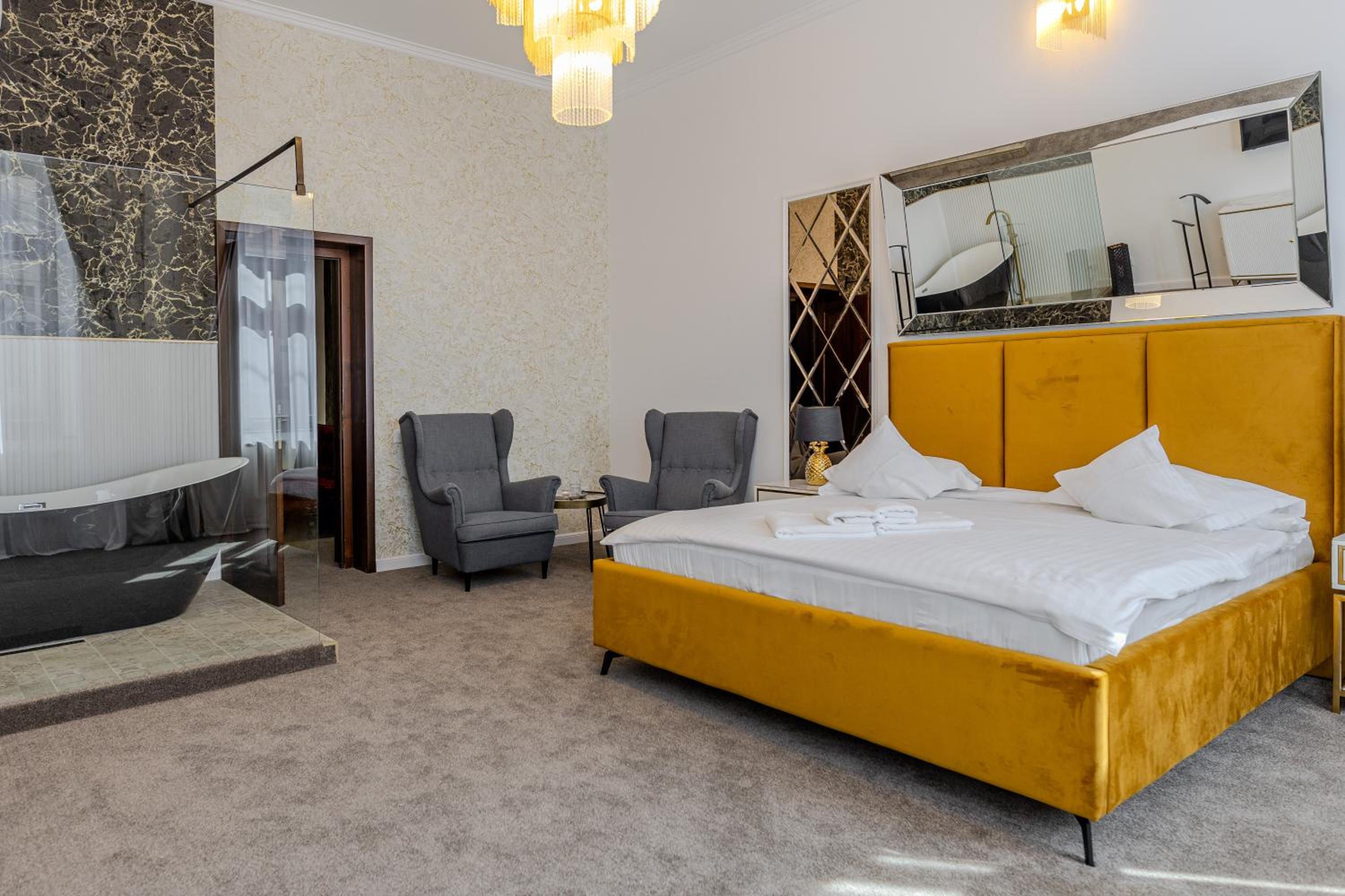 King Suite with Spa Bath - Photo 1