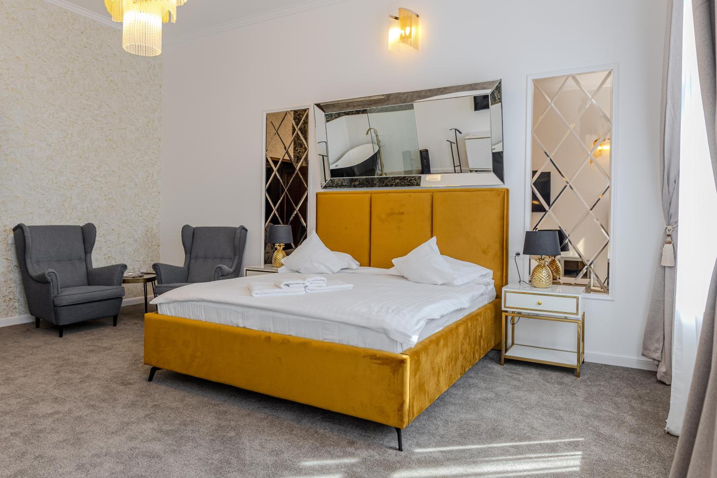 King Suite with Spa Bath - Photo 9