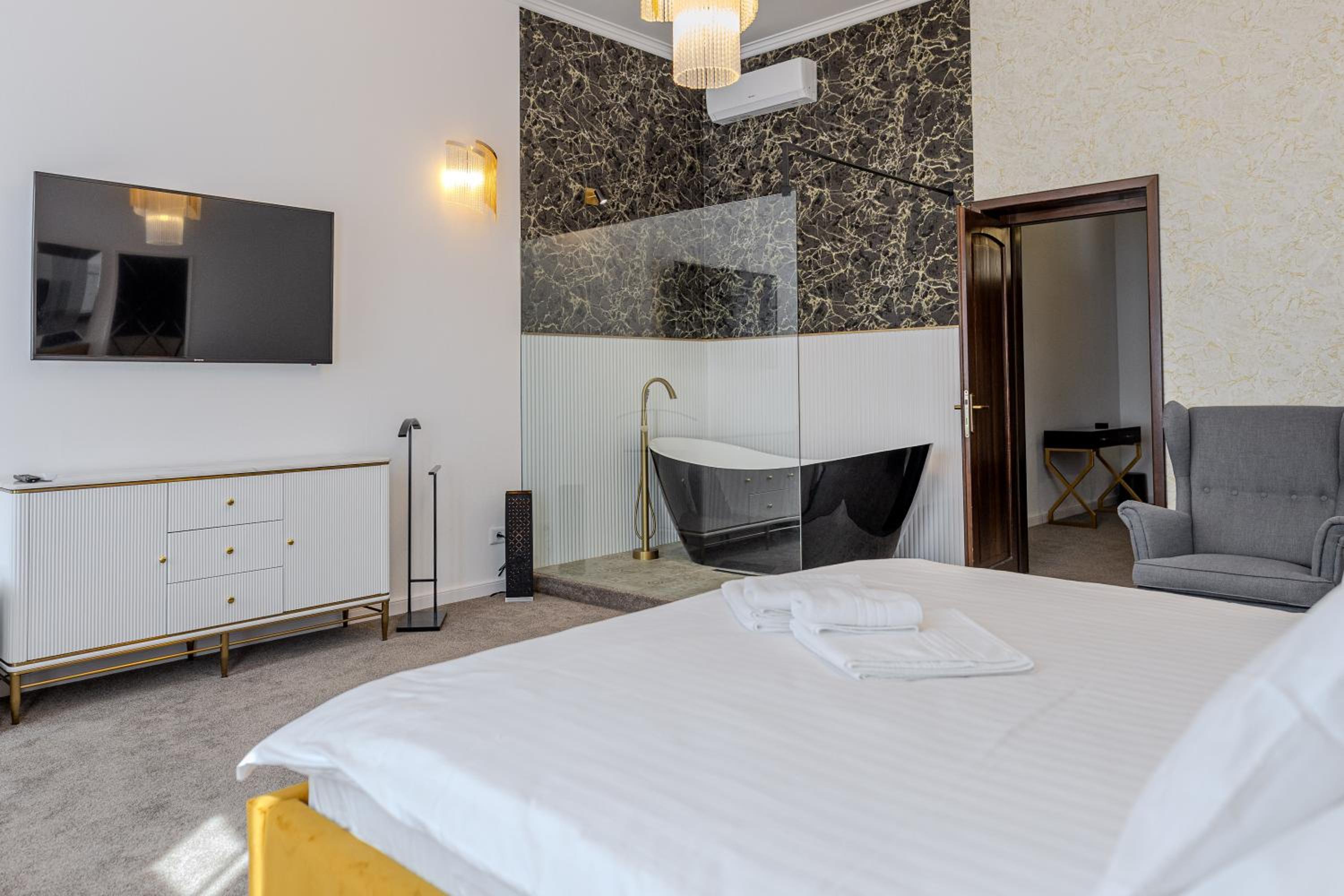 King Suite with Spa Bath - Photo 6