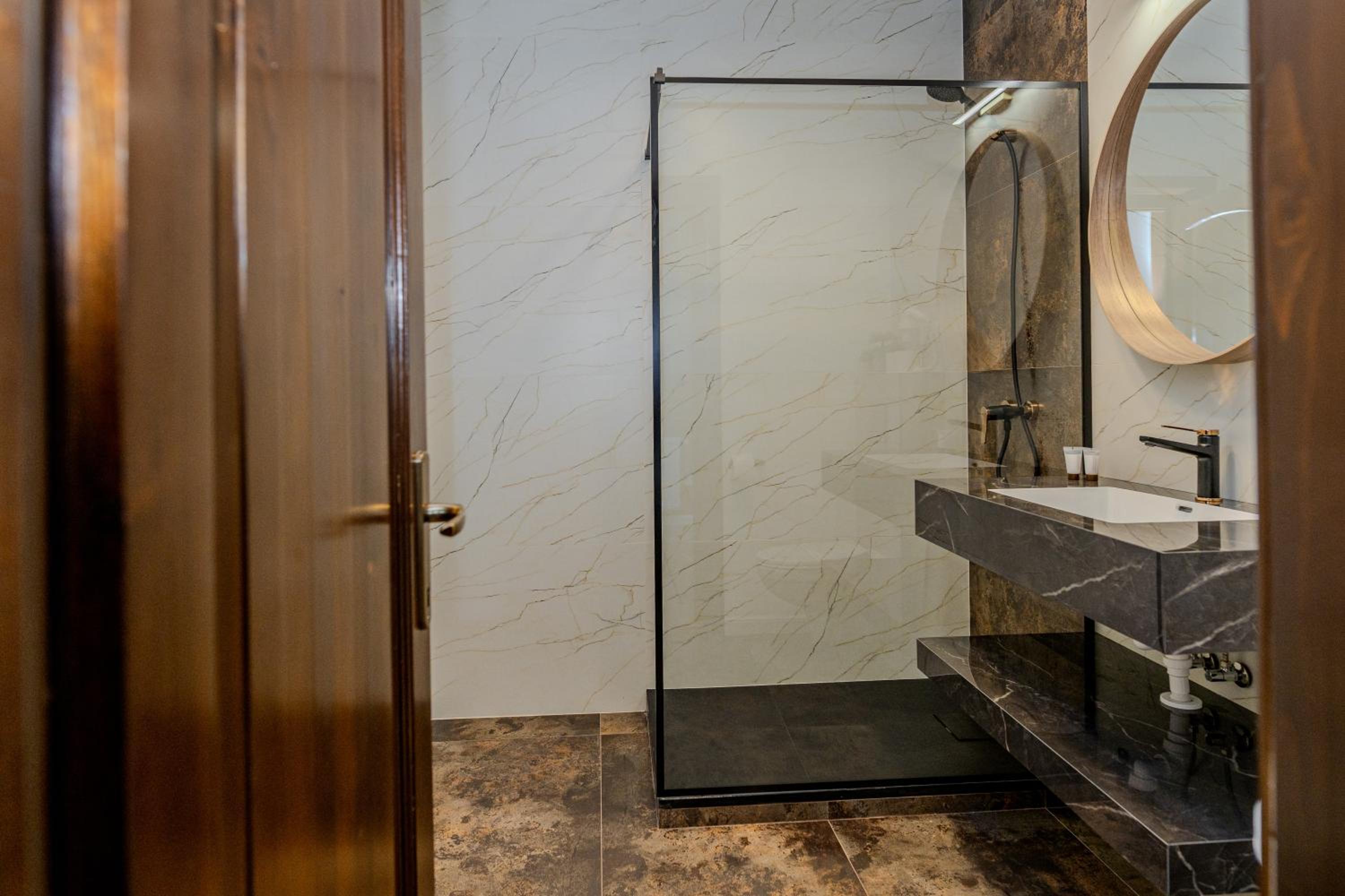 King Suite with Spa Bath - Photo 4