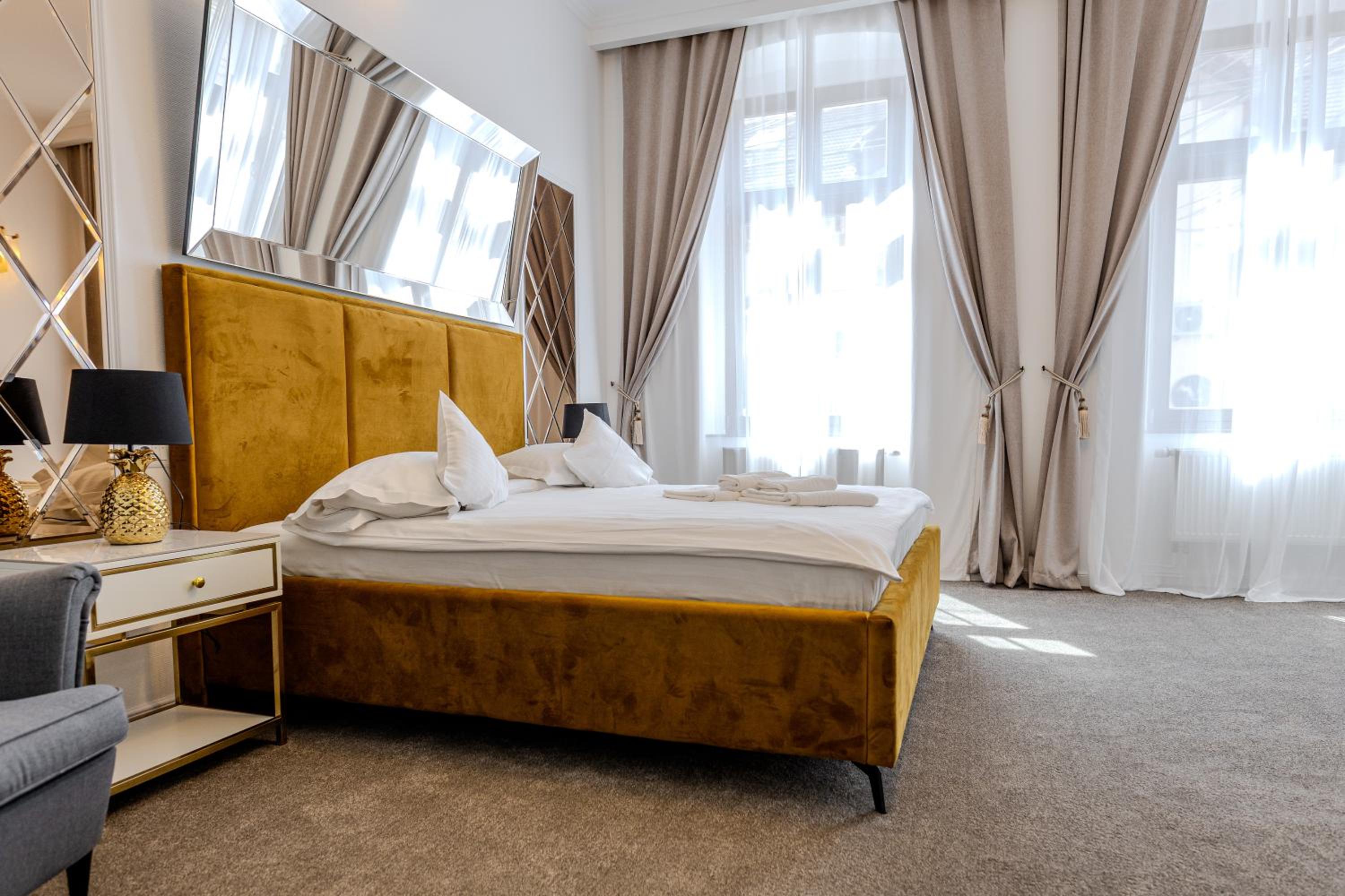 King Suite with Spa Bath - Photo 2