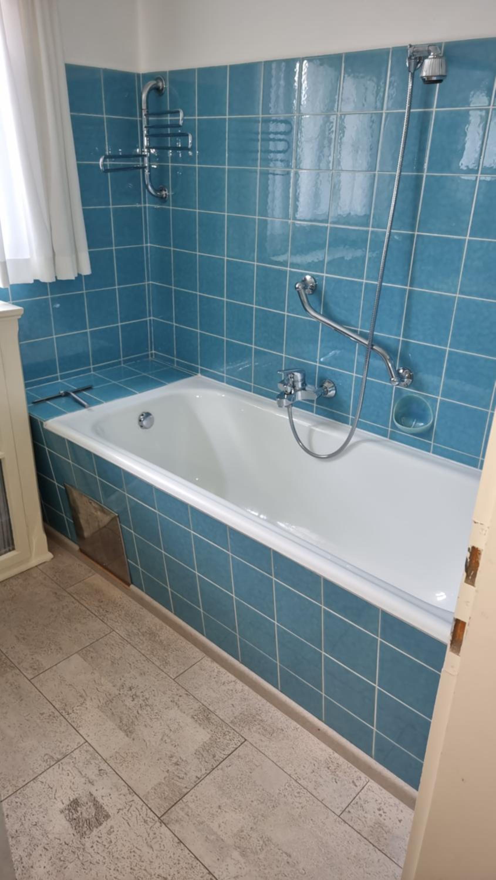 Family Room with Shared Bathroom photo 3