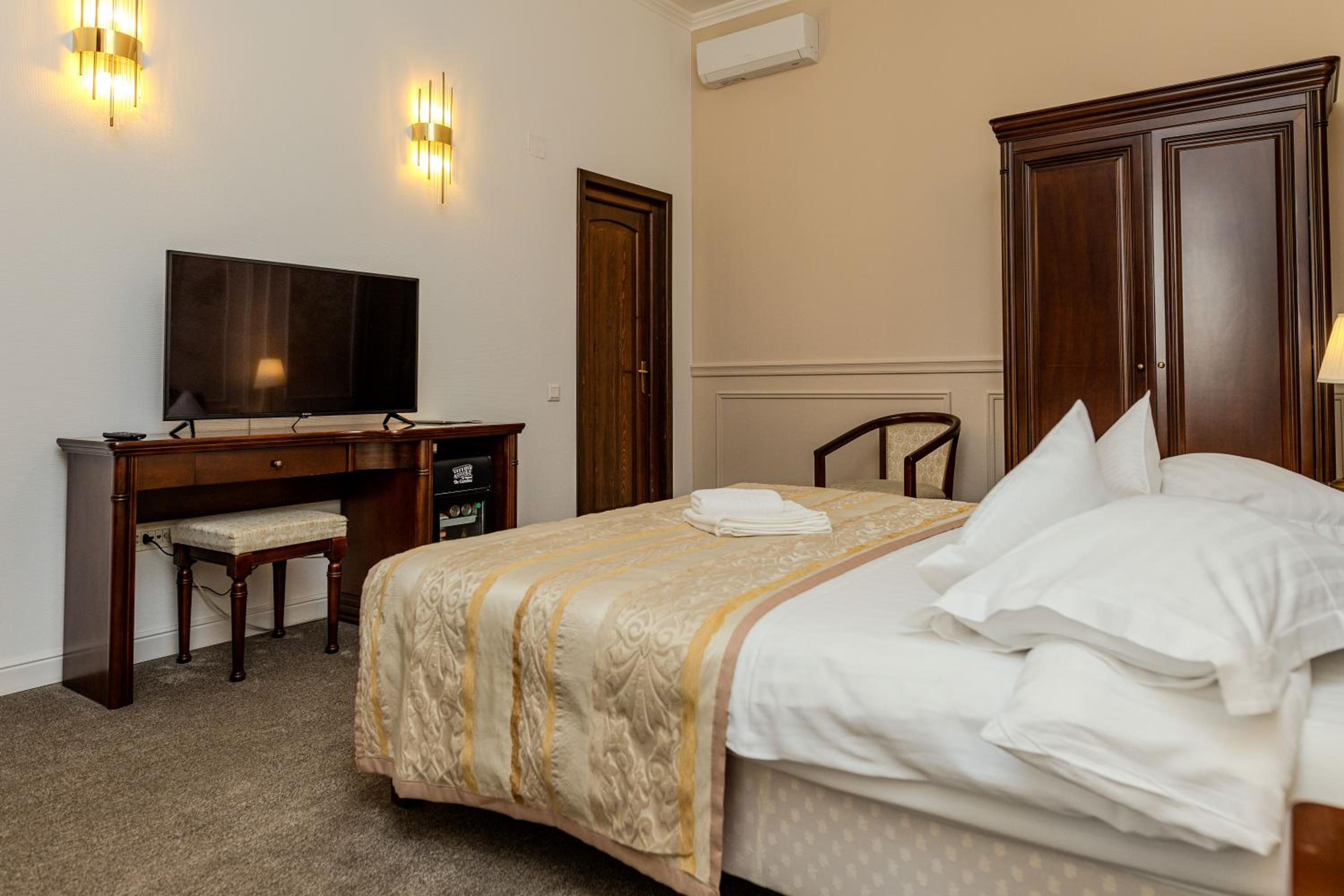 Double Room - Photo 8