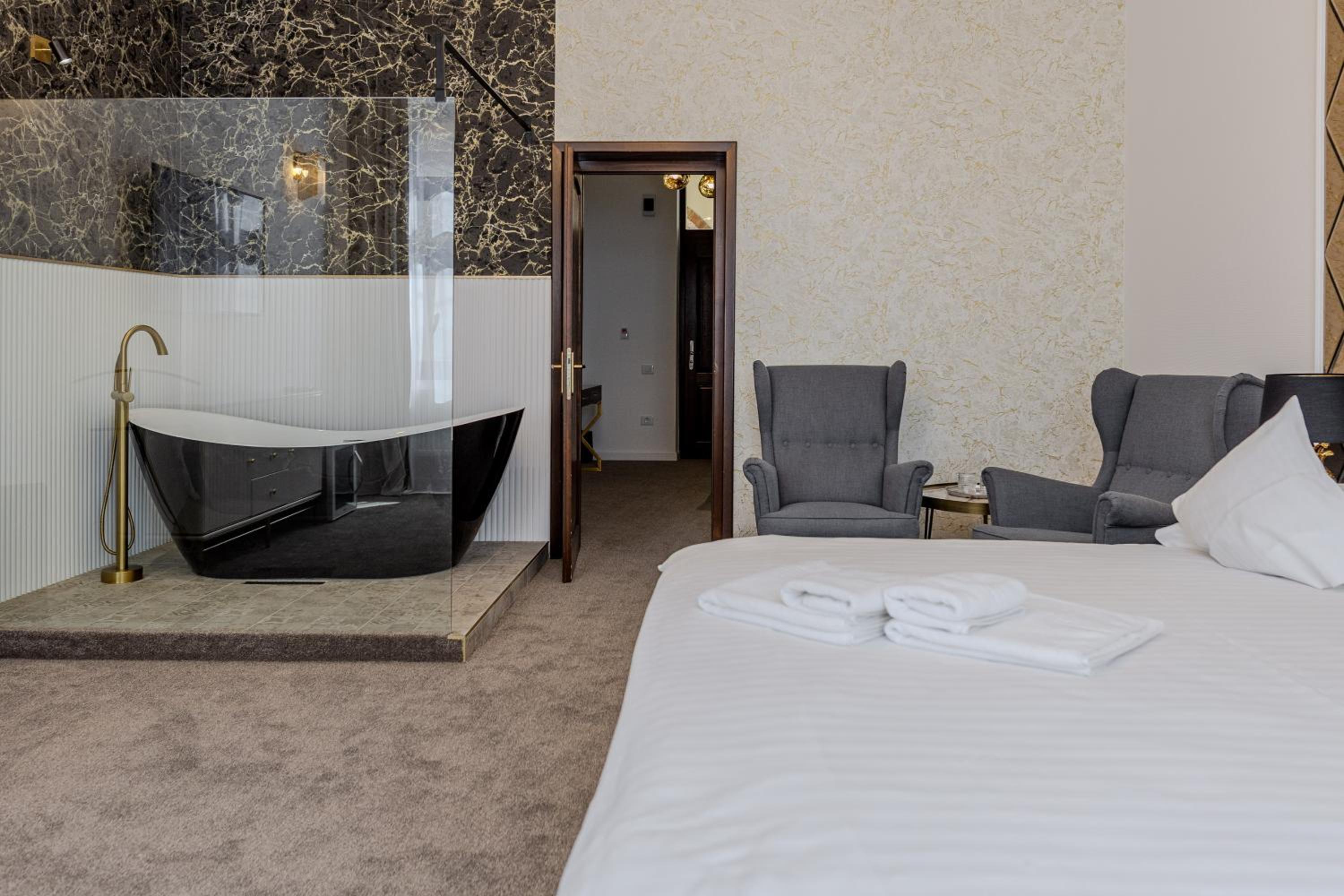 King Suite with Spa Bath - Photo 10