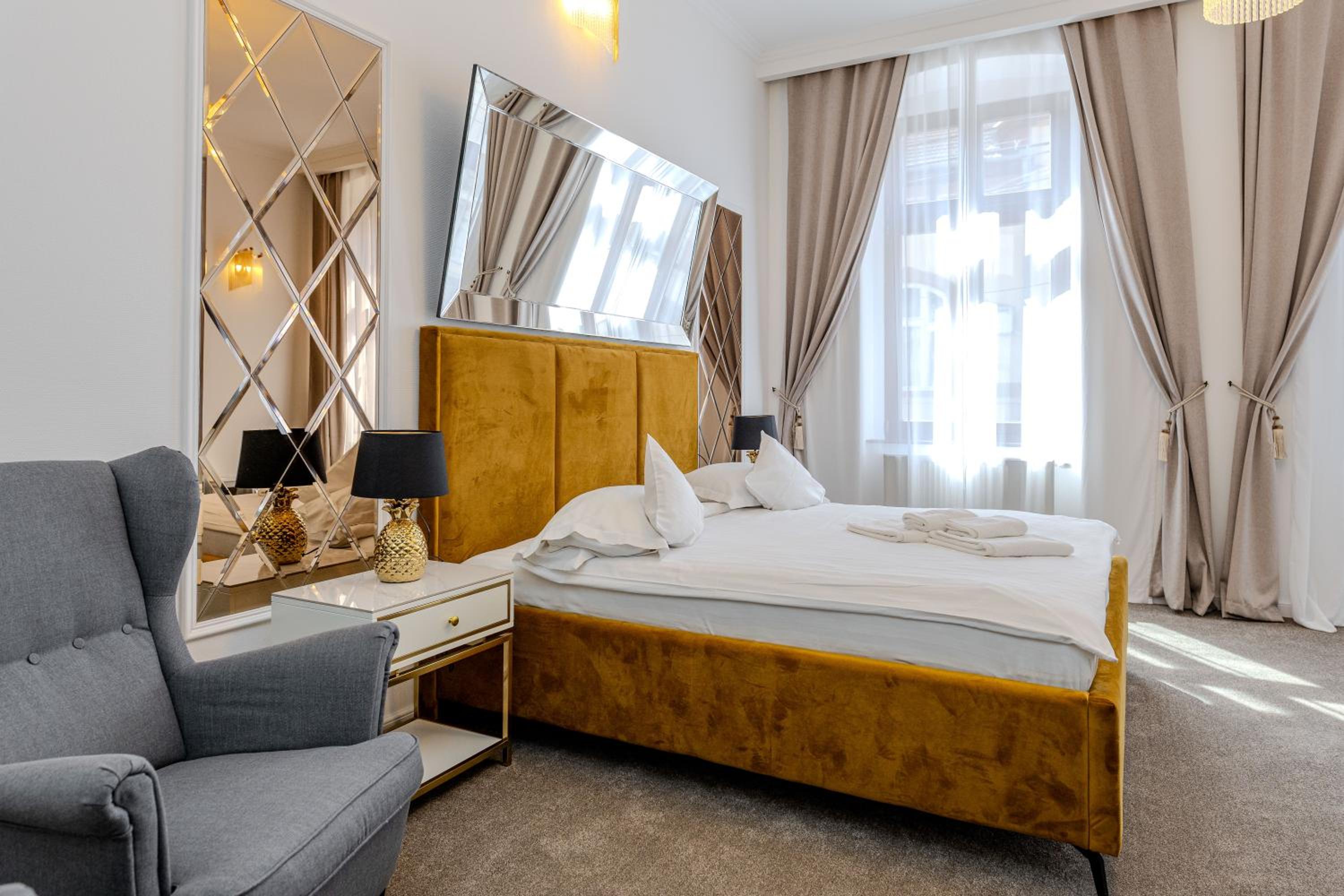 King Suite with Spa Bath - Photo 11