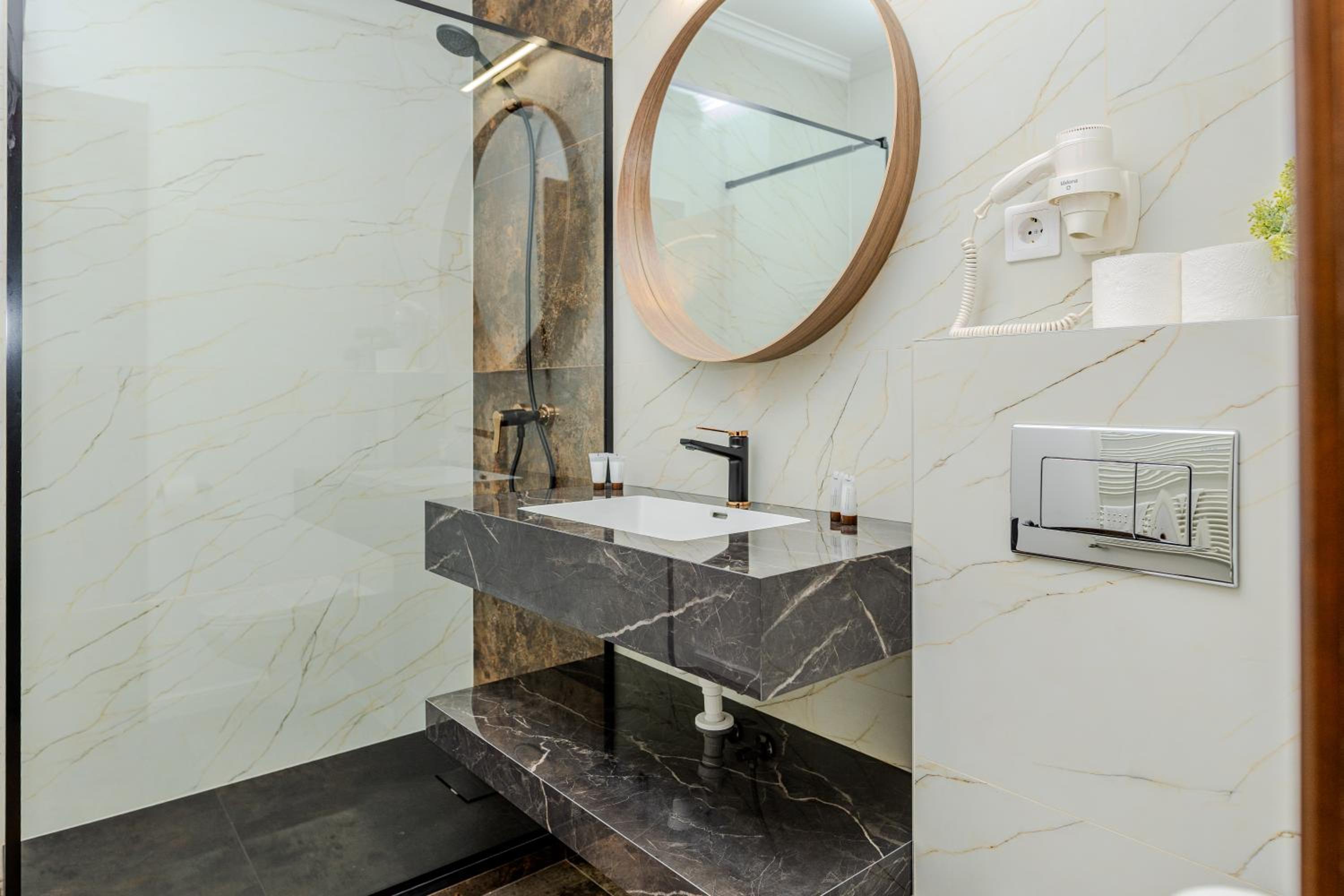 King Suite with Spa Bath - Photo 13