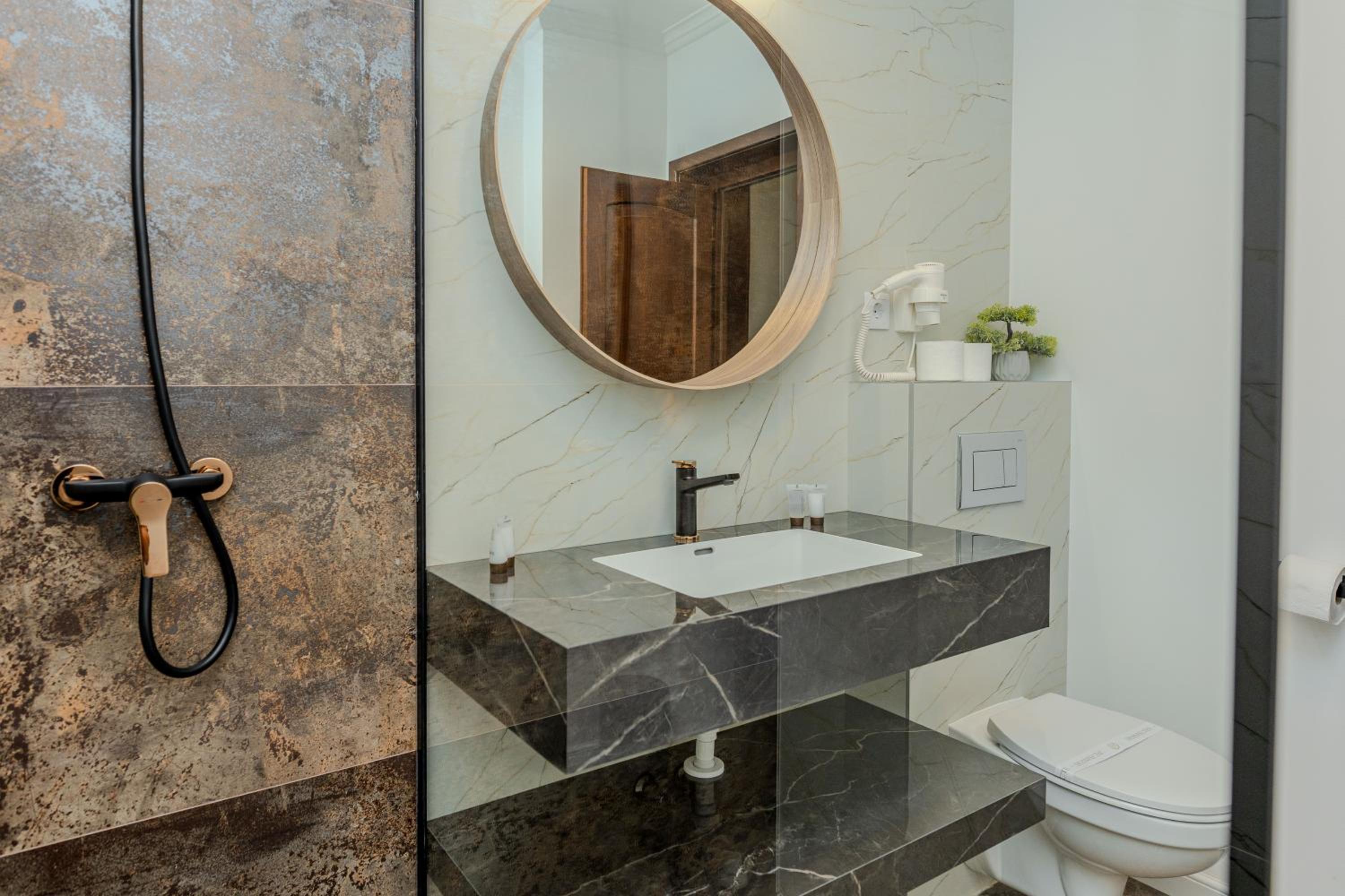King Suite with Spa Bath - Photo 7