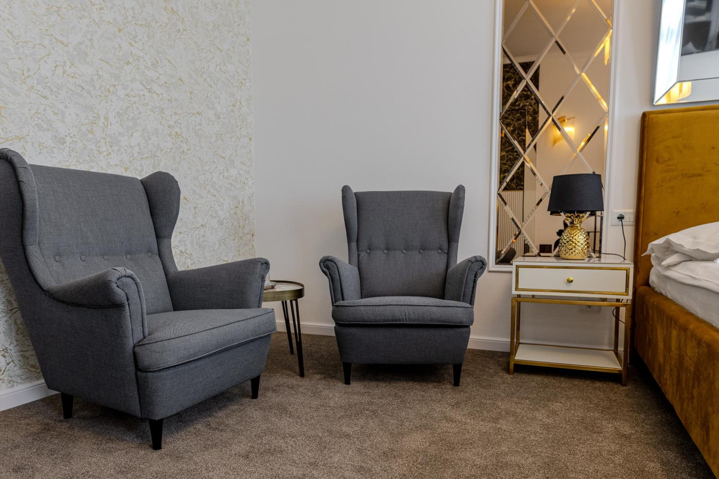 King Suite with Spa Bath - Photo 8