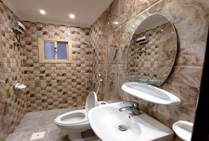 Seven-Bedroom House photo 2
