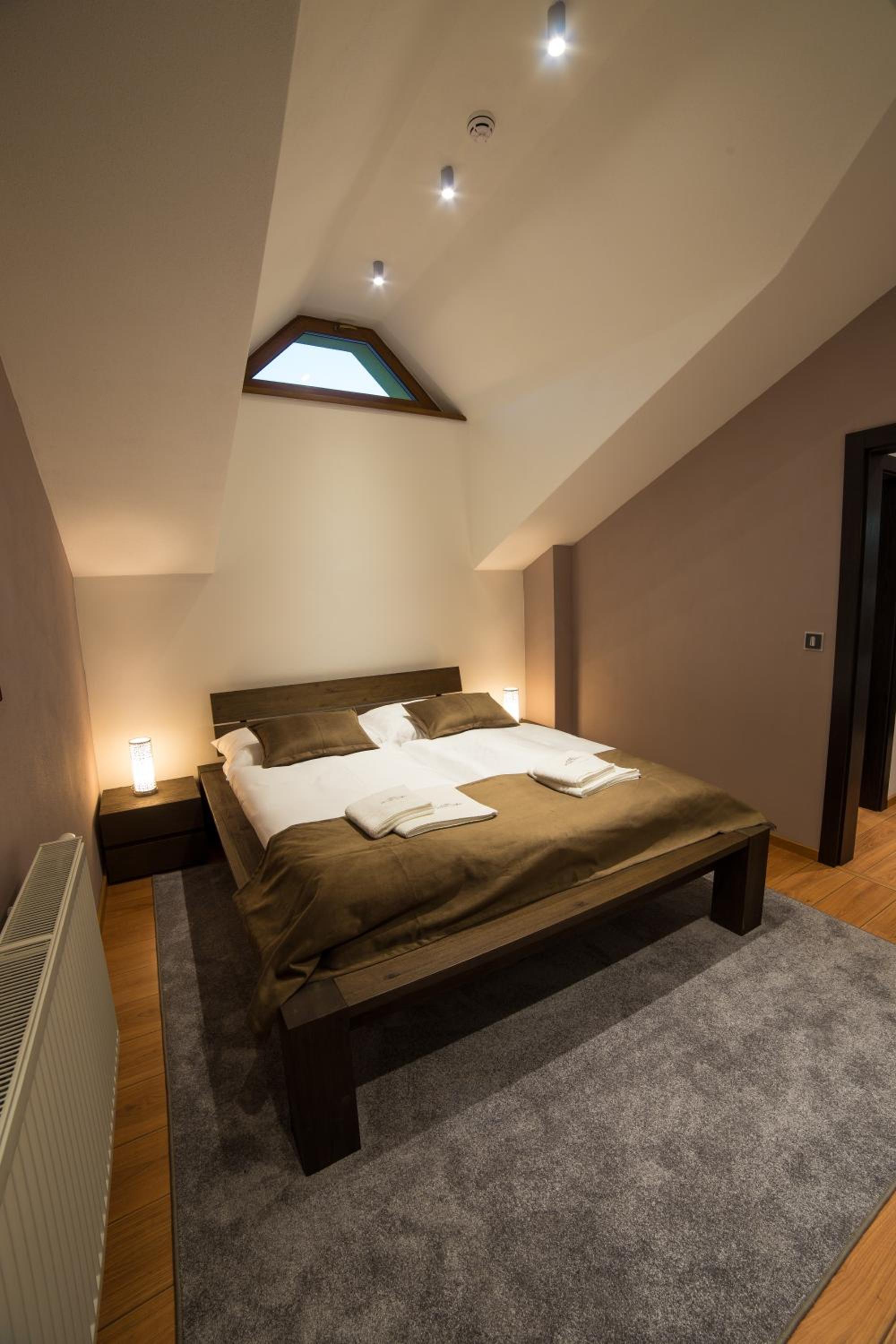 Deluxe Double Room with Shower - Photo 5