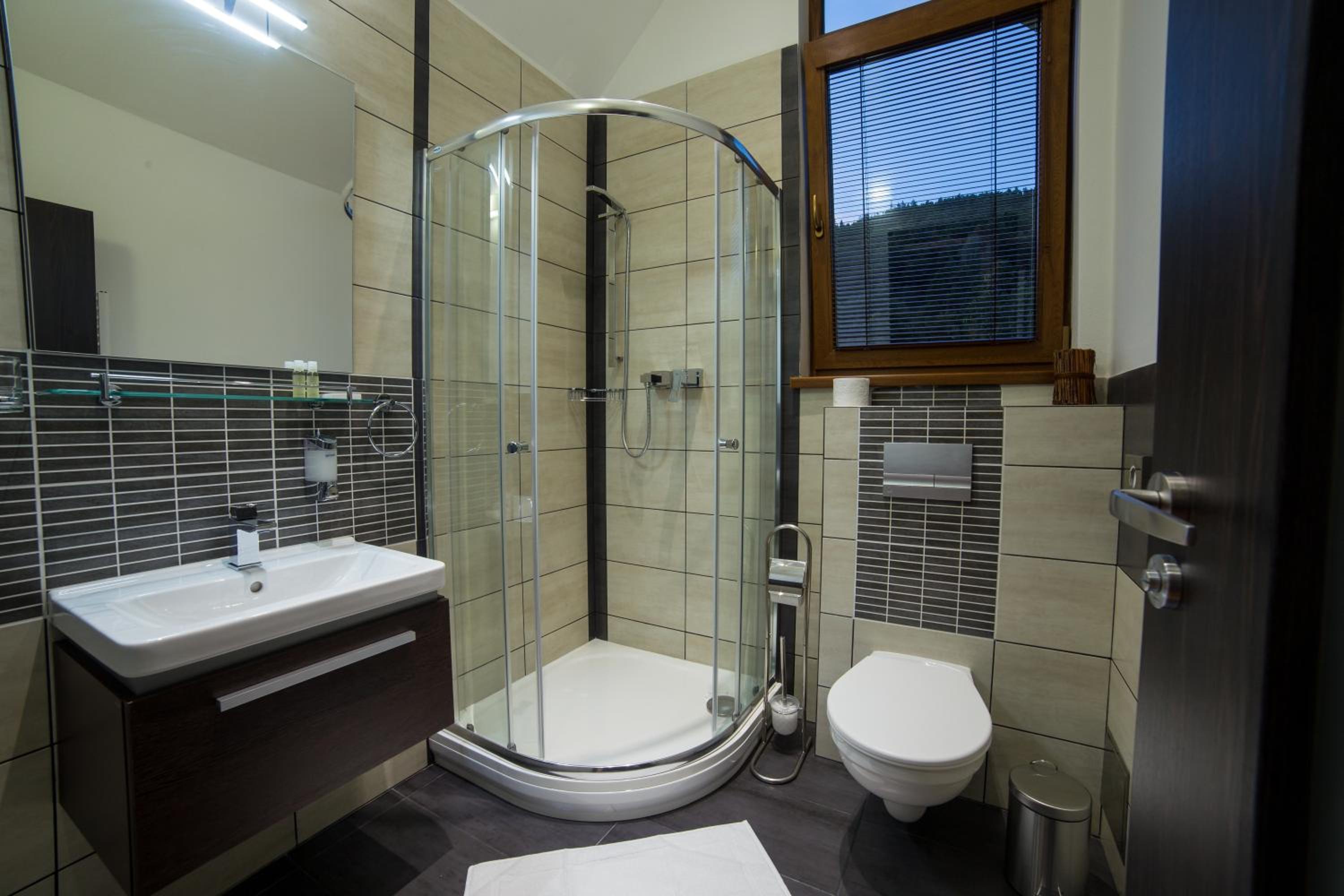 Deluxe Double Room with Shower - Photo 8