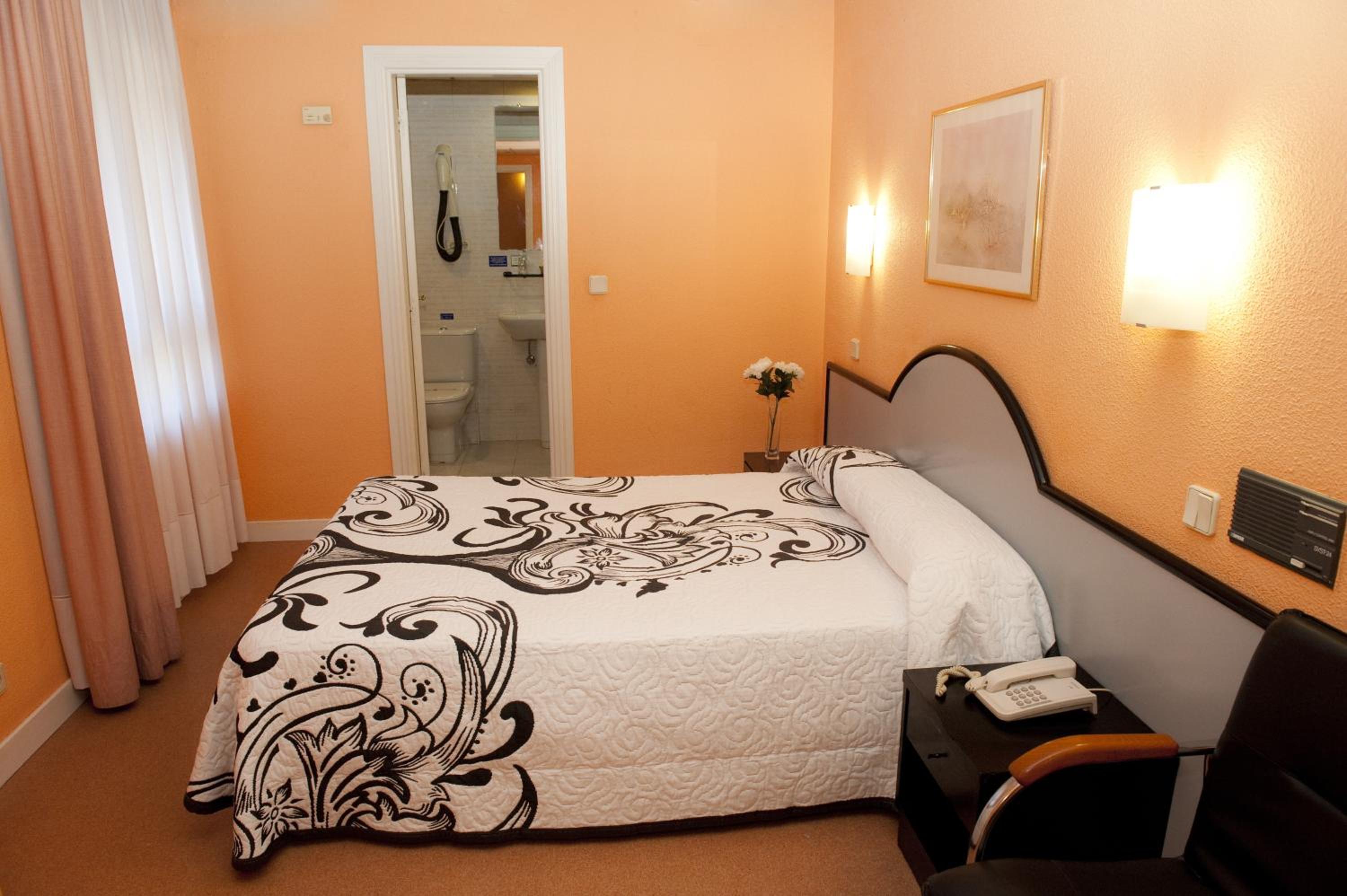 Double Room - Photo 11