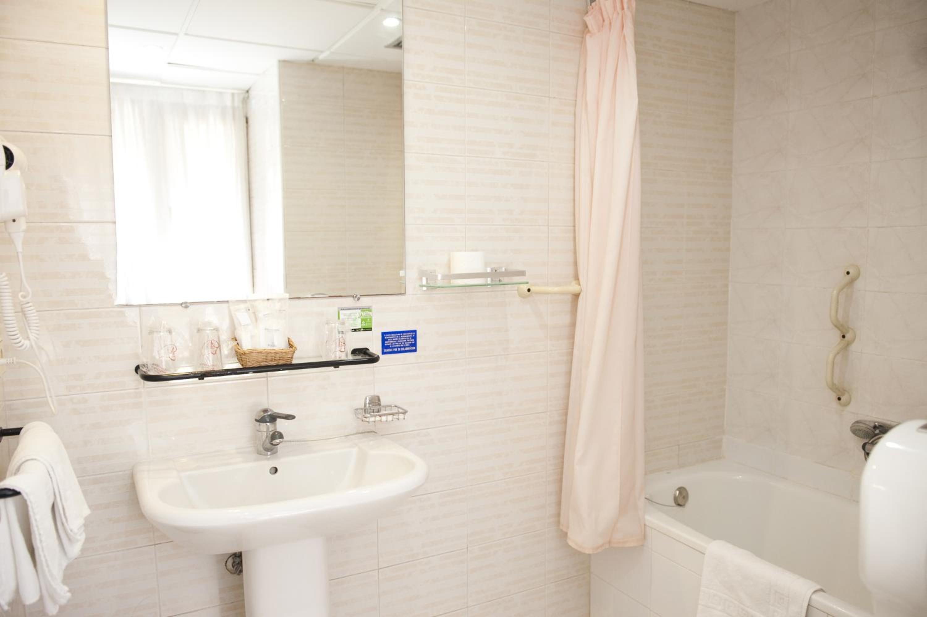 Double Room - Photo 9