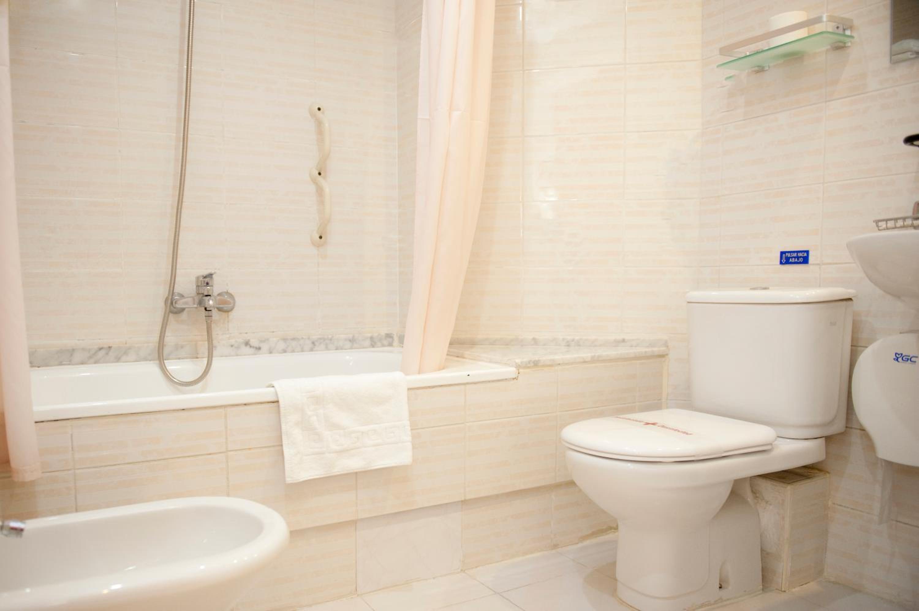 Double Room - Photo 7