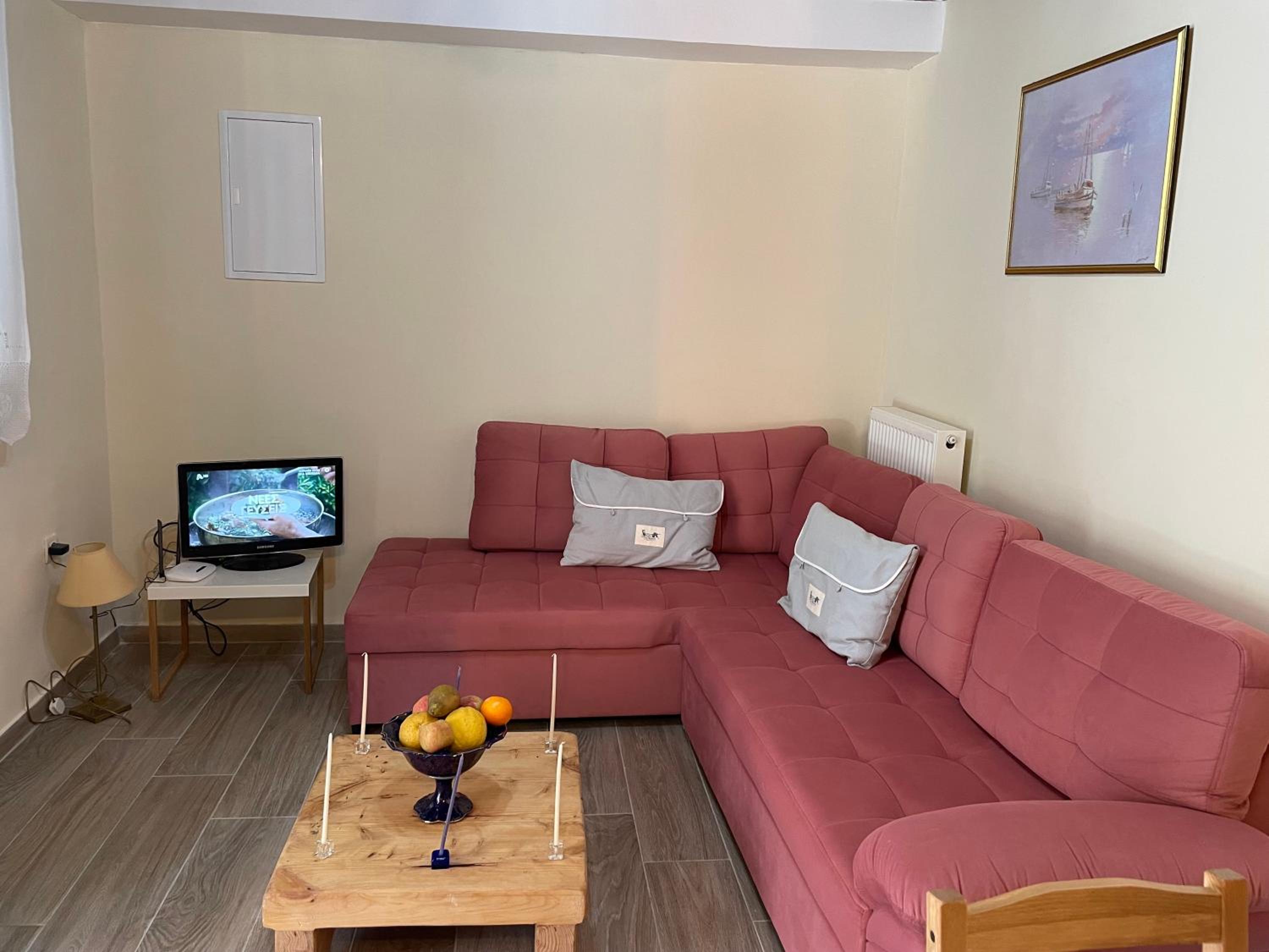 One-Bedroom Apartment photo 1